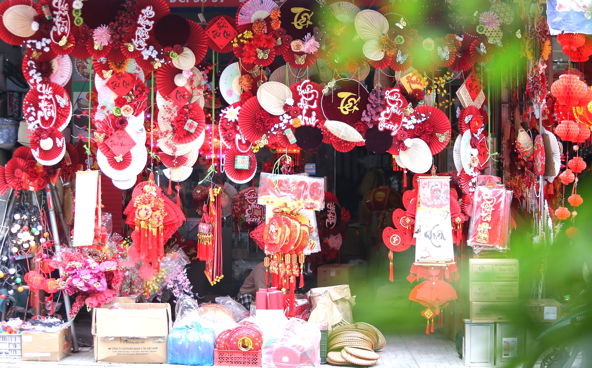 Nhộn nhịp chợ đồ trang trí Tết lớn nhất xứ Nghệ- Ảnh 3. Nhộn nhịp chợ đồ trang trí Tết lớn nhất xứ Nghệ- Ảnh 3.