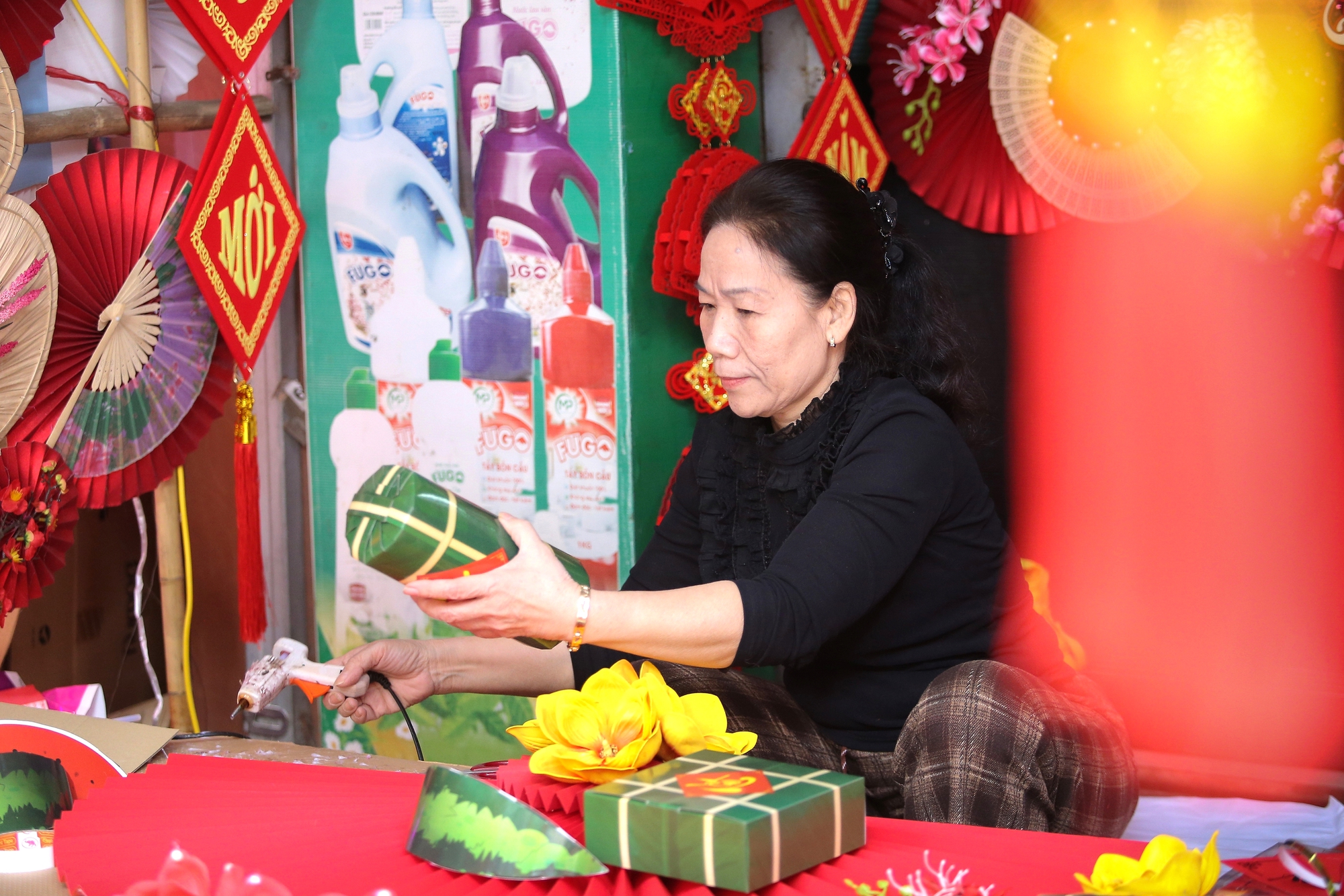 Nhộn nhịp chợ đồ trang trí Tết lớn nhất xứ Nghệ- Ảnh 6. Nhộn nhịp chợ đồ trang trí Tết lớn nhất xứ Nghệ- Ảnh 6.