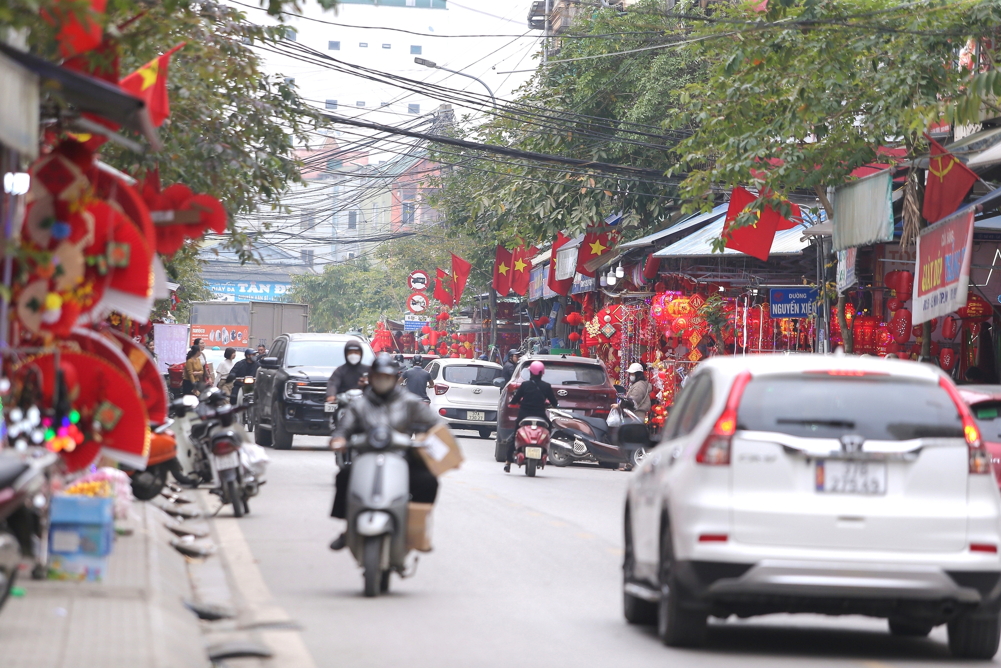 Nhộn nhịp chợ đồ trang trí Tết lớn nhất xứ Nghệ- Ảnh 1. Nhộn nhịp chợ đồ trang trí Tết lớn nhất xứ Nghệ- Ảnh 1.