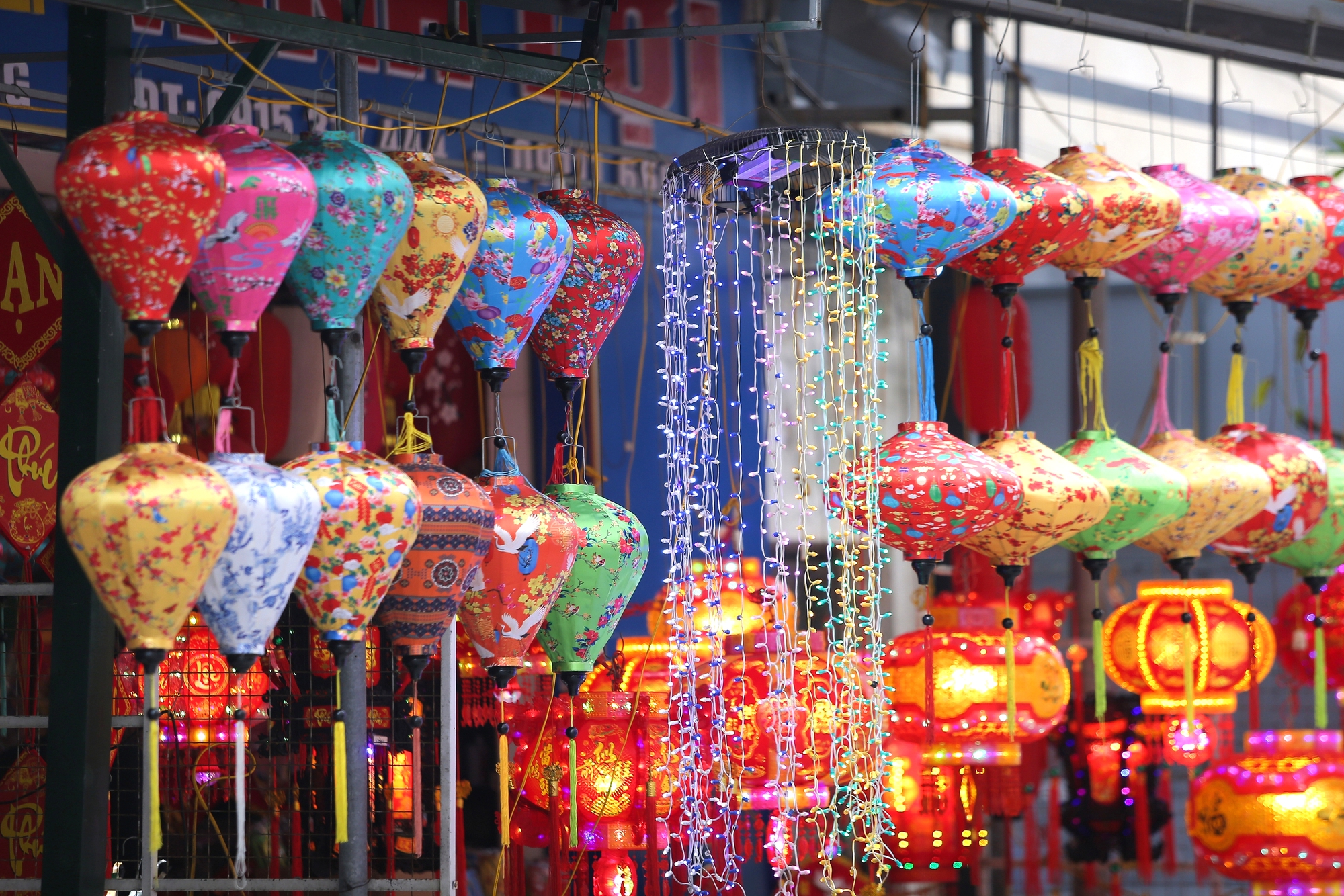 Nhộn nhịp chợ đồ trang trí Tết lớn nhất xứ Nghệ- Ảnh 11. Nhộn nhịp chợ đồ trang trí Tết lớn nhất xứ Nghệ- Ảnh 11.