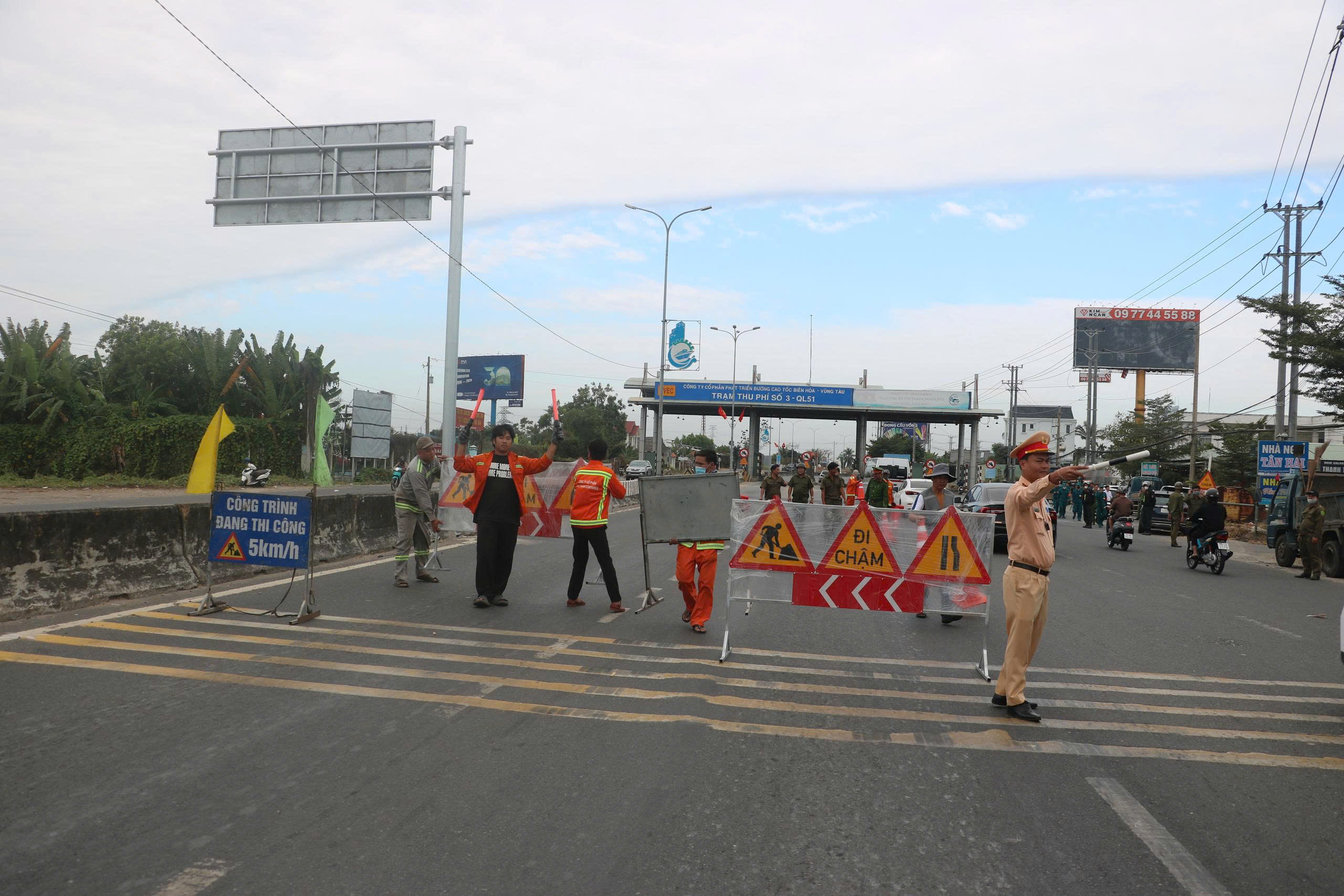 TP.HCM: Th&aacute;o dỡ trạm thu ph&iacute; T3 tr&ecirc;n QL51 sau gần 3 năm bỏ hoang- Ảnh 2.