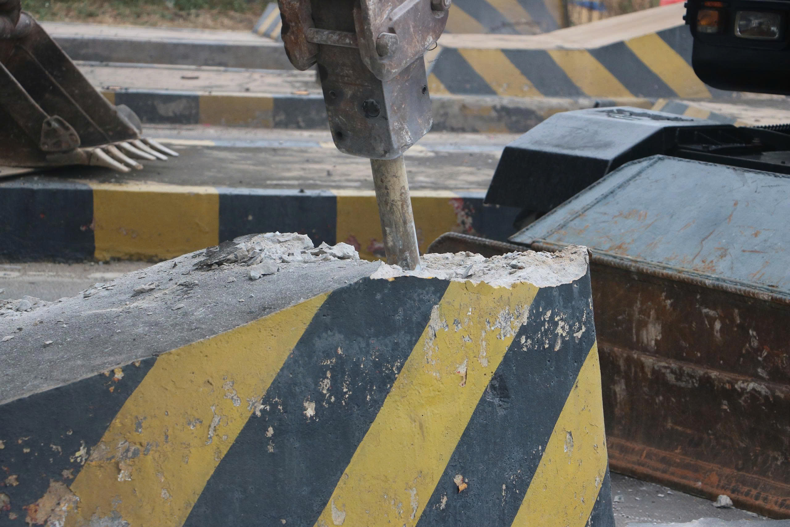 TP.HCM: Th&aacute;o dỡ trạm thu ph&iacute; T3 tr&ecirc;n QL51 sau gần 3 năm bỏ hoang- Ảnh 7.