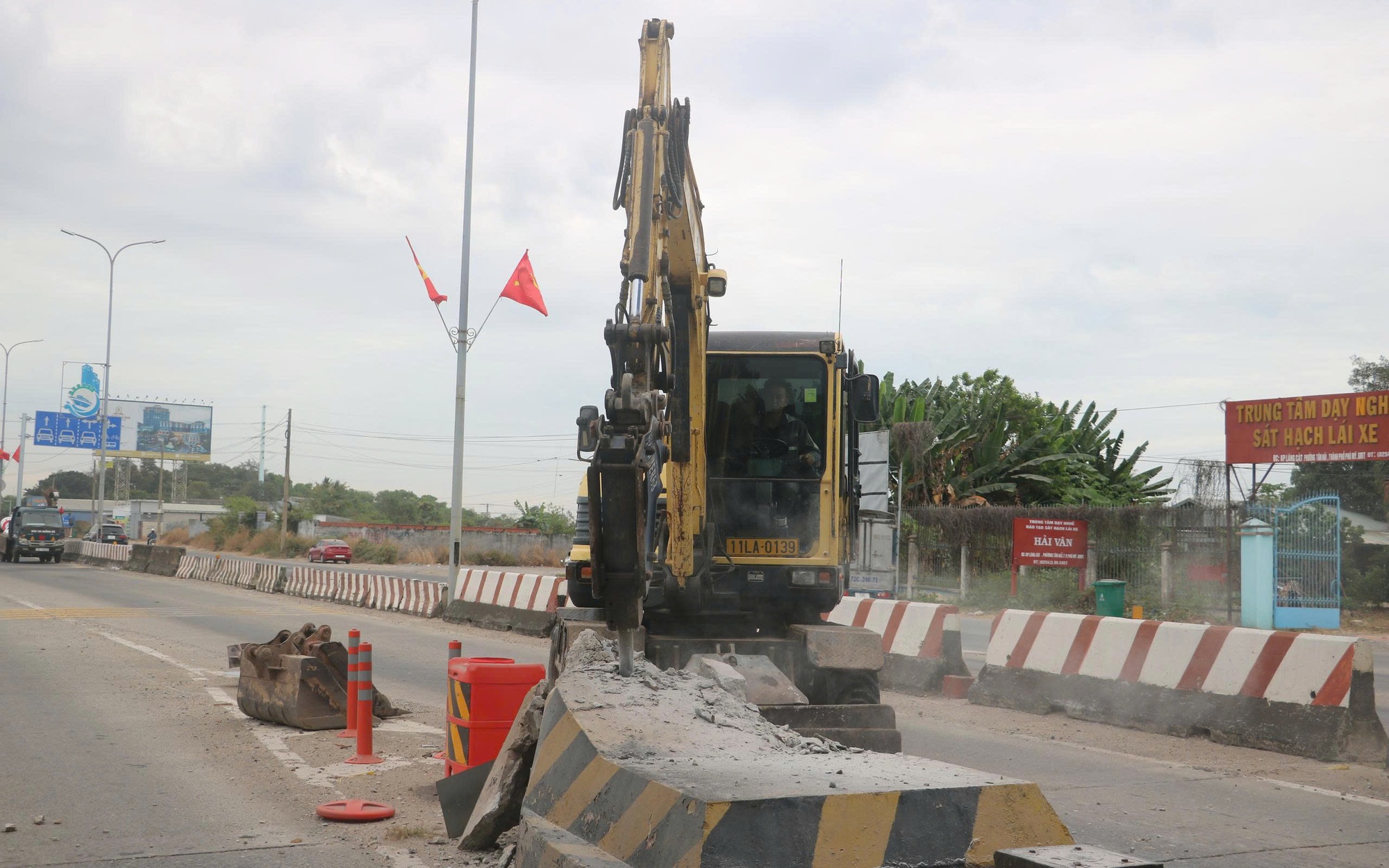 TP.HCM: Th&aacute;o dỡ trạm thu ph&iacute; T3 tr&ecirc;n QL51 sau gần 3 năm bỏ hoang