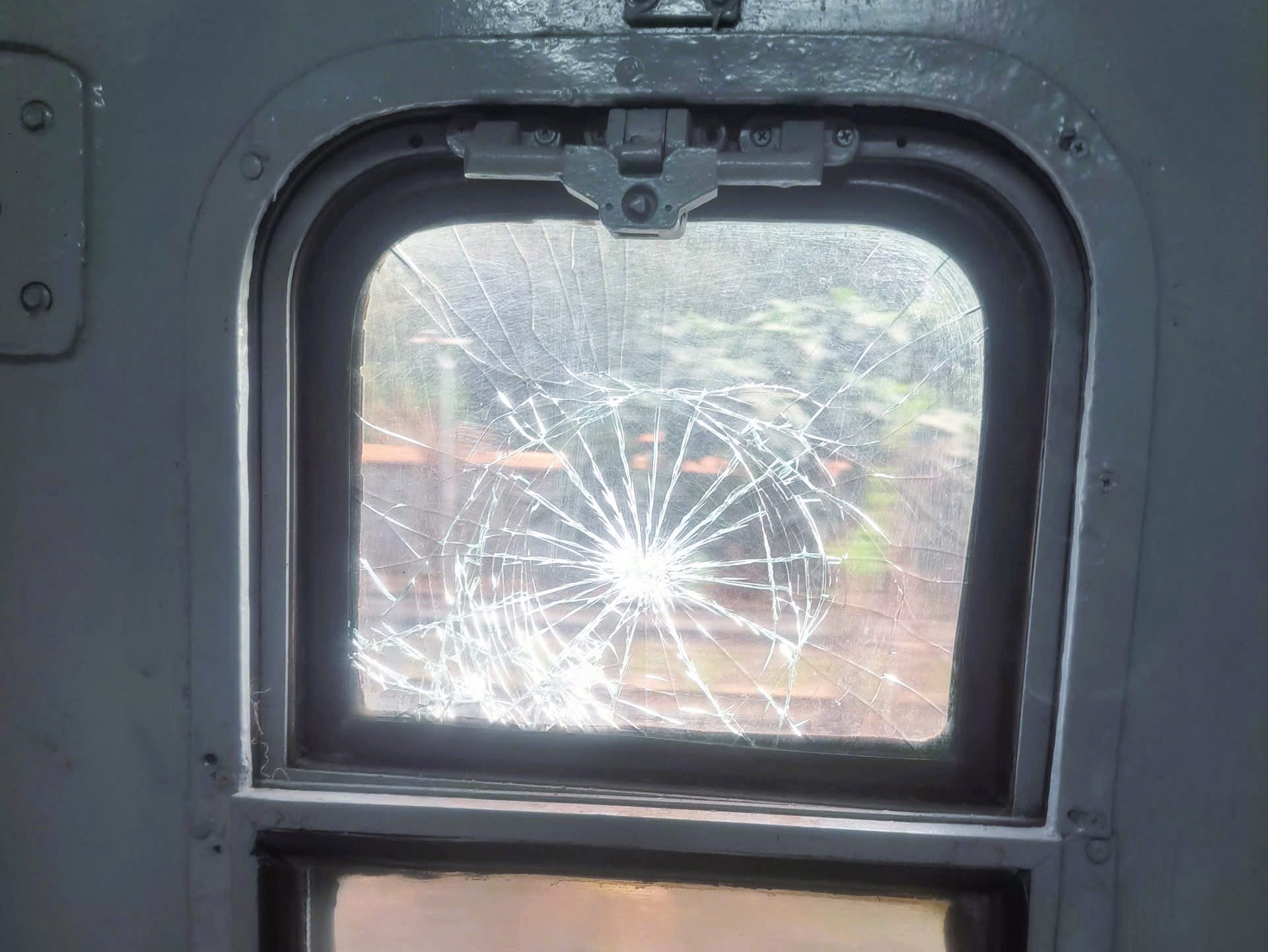 Đồng Nai: B&eacute; trai 12 tuổi n&eacute;m đ&aacute; l&agrave;m vỡ k&iacute;nh t&agrave;u hỏa- Ảnh 1.