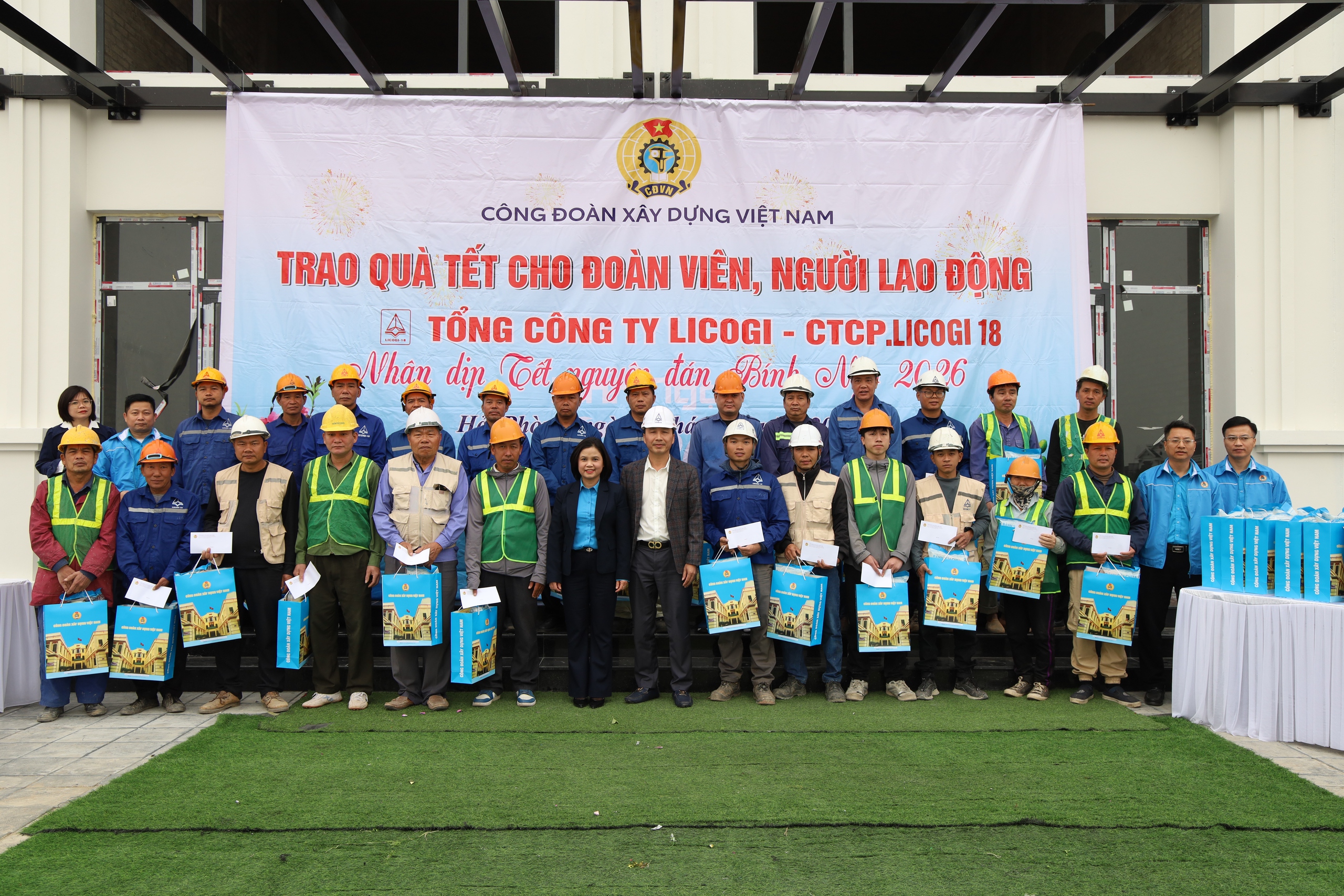 Tết ấm tr&ecirc;n c&ocirc;ng trường: C&ocirc;ng đo&agrave;n X&acirc;y dựng Việt Nam mang Xu&acirc;n đến với người lao động- Ảnh 3.