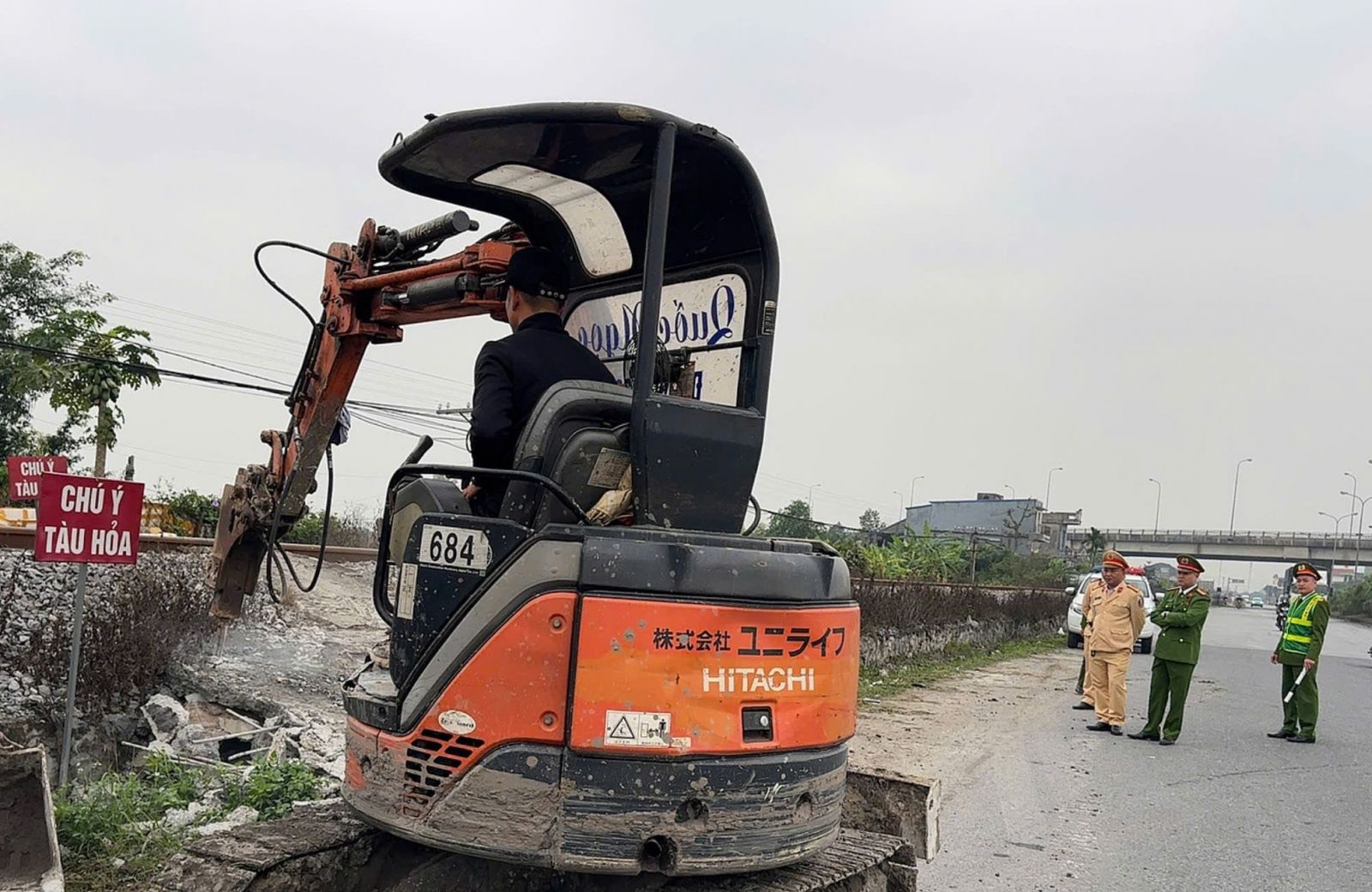 Ninh B&igrave;nh: Đ&oacute;ng 4 lối đi tự mở qua đường sắt tại phường Trường Thi- Ảnh 1.