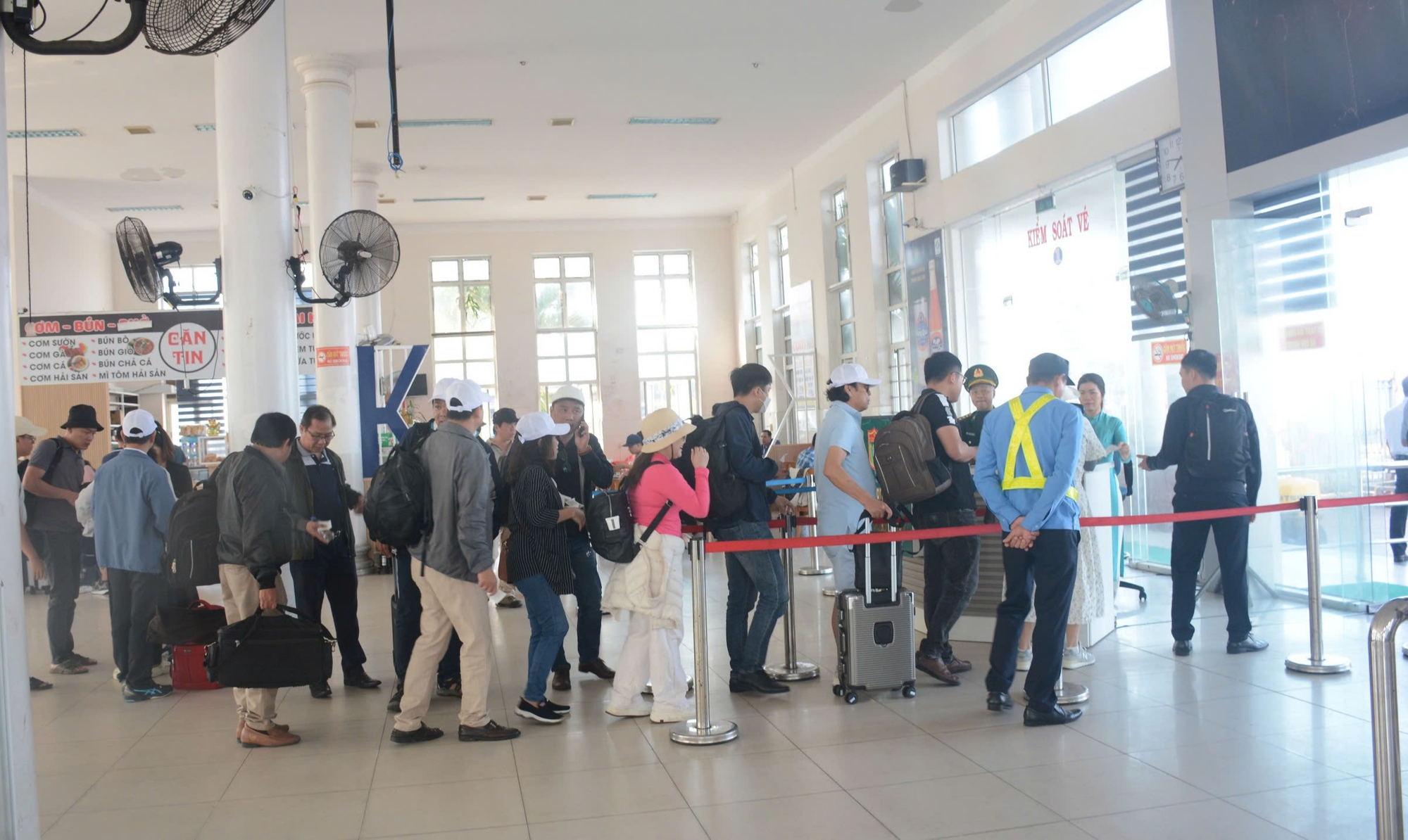 Sẵn s&agrave;ng phương &aacute;n đưa người d&acirc;n về L&yacute; Sơn ăn Tết khi biển động- Ảnh 3.