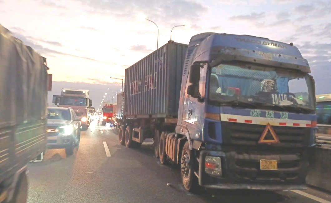 Tai nạn liên hoàn trên cao tốc TP.HCM - Long Thành - Dầu Giây, một người tử vong- Ảnh 2. Tai nạn liên hoàn trên cao tốc TP.HCM - Long Thành - Dầu Giây, một người tử vong- Ảnh 2.