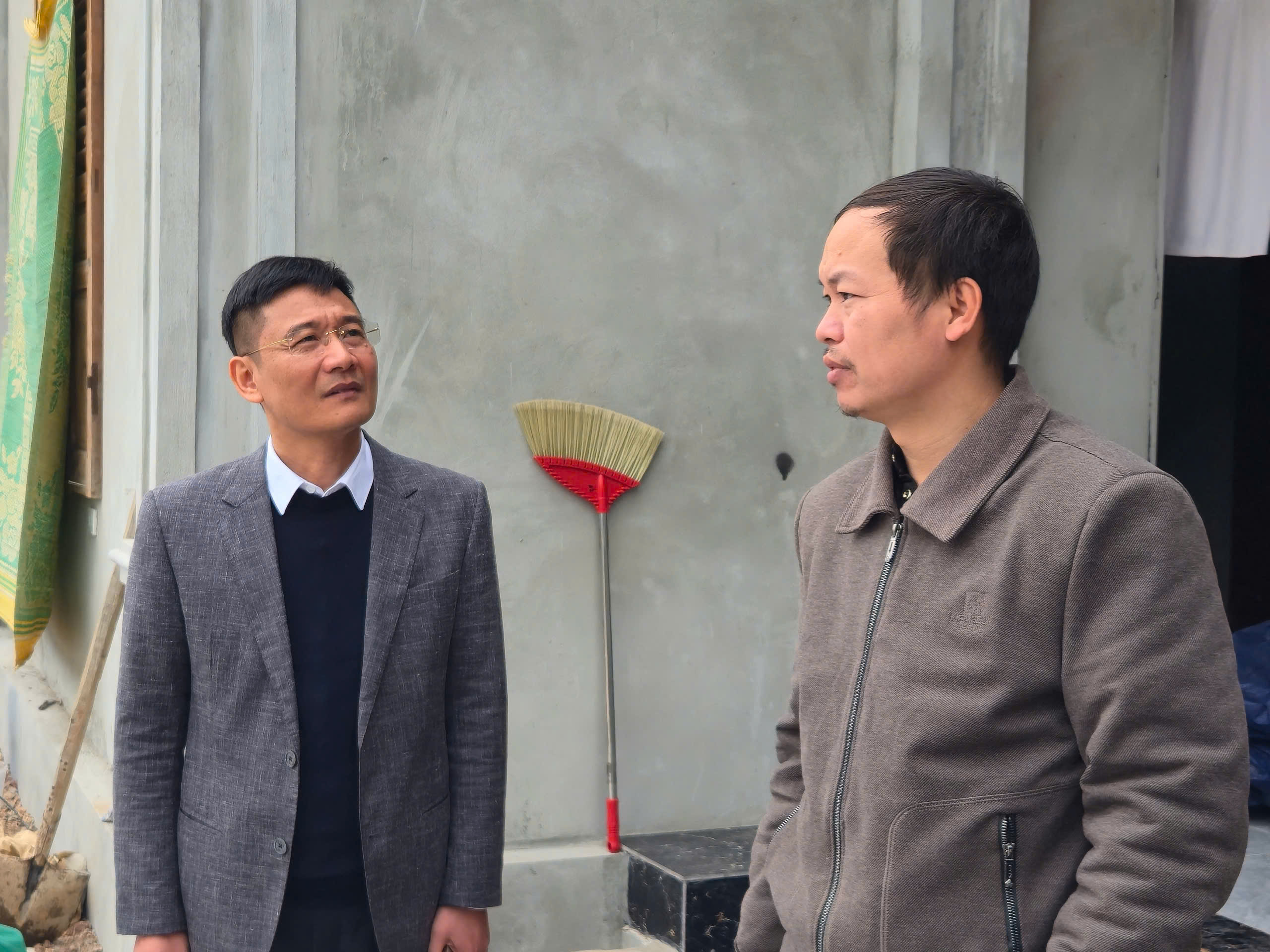 B&aacute;o X&acirc;y dựng chung tay trao 6 ng&ocirc;i nh&agrave; mới cho b&agrave; con mất nh&agrave; v&igrave; lũ ở Tr&agrave;ng X&aacute;- Ảnh 4.