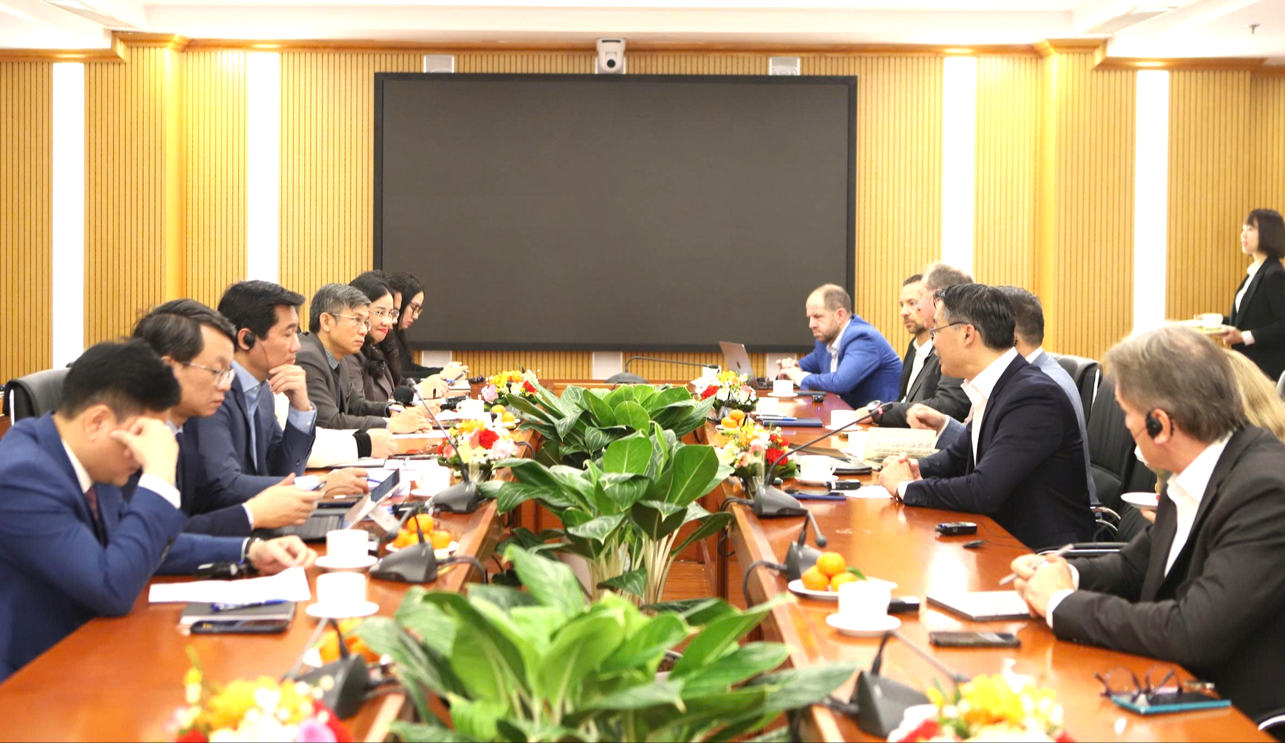 Thứ trưởng Nguyễn Tường Văn tiếp Chủ tịch Tổ chức Diễn đ&agrave;n Kinh tế Thụy Sĩ - Việt Nam- Ảnh 3.