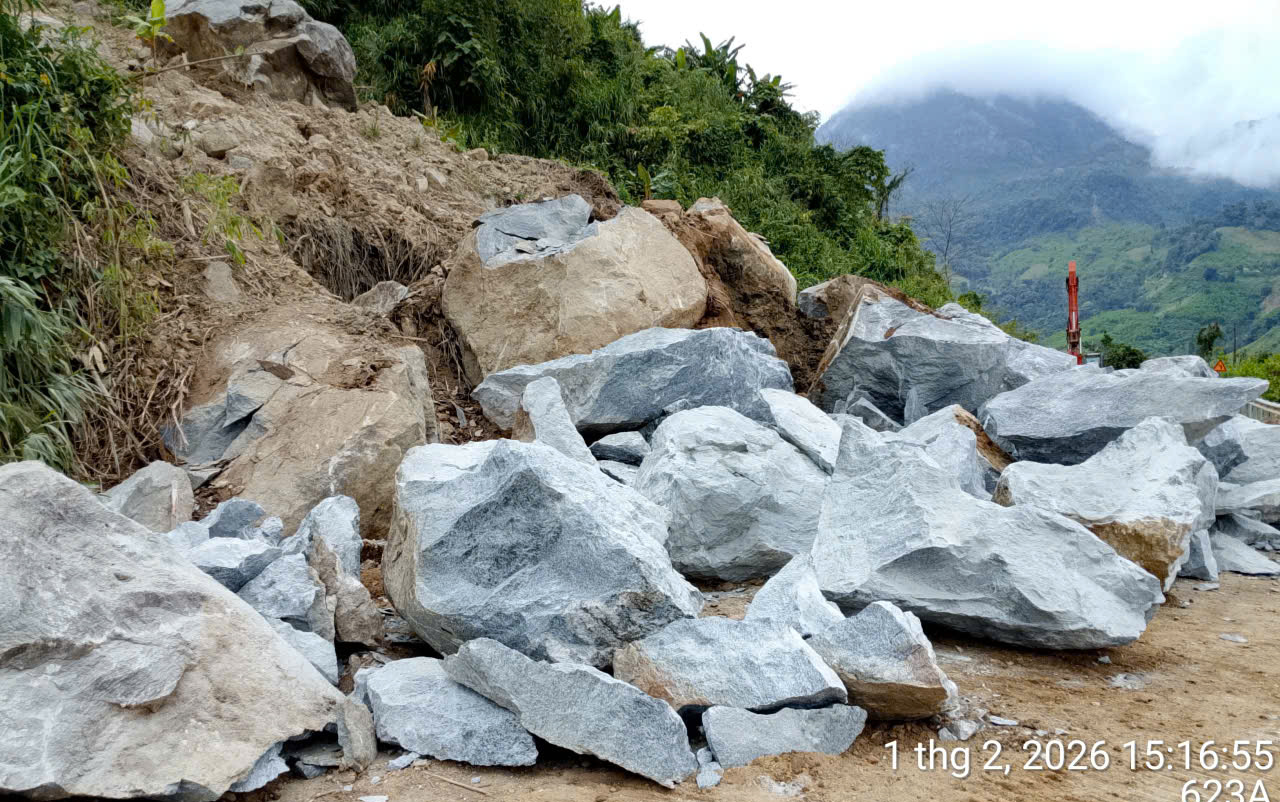 Quảng Ng&atilde;i: Tập trung sửa chữa đường để người d&acirc;n đi lại an to&agrave;n ng&agrave;y Tết- Ảnh 2.