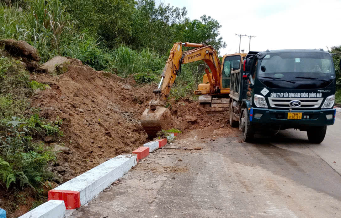 Quảng Ng&atilde;i: Tập trung sửa chữa đường để người d&acirc;n đi lại an to&agrave;n ng&agrave;y Tết- Ảnh 1.