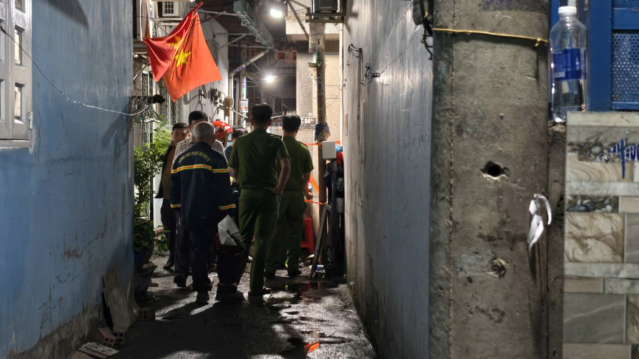 TP.HCM: Ch&aacute;y nh&agrave; trong hẻm l&uacute;c rạng s&aacute;ng, ba mẹ con tử vong thương t&acirc;m- Ảnh 2.
