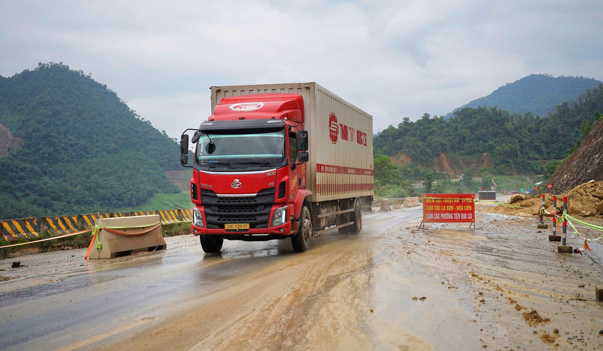 Phương tiện n&agrave;o được lưu th&ocirc;ng tr&ecirc;n cao tốc La Sơn - H&ograve;a Li&ecirc;n dịp Tết?- Ảnh 1.