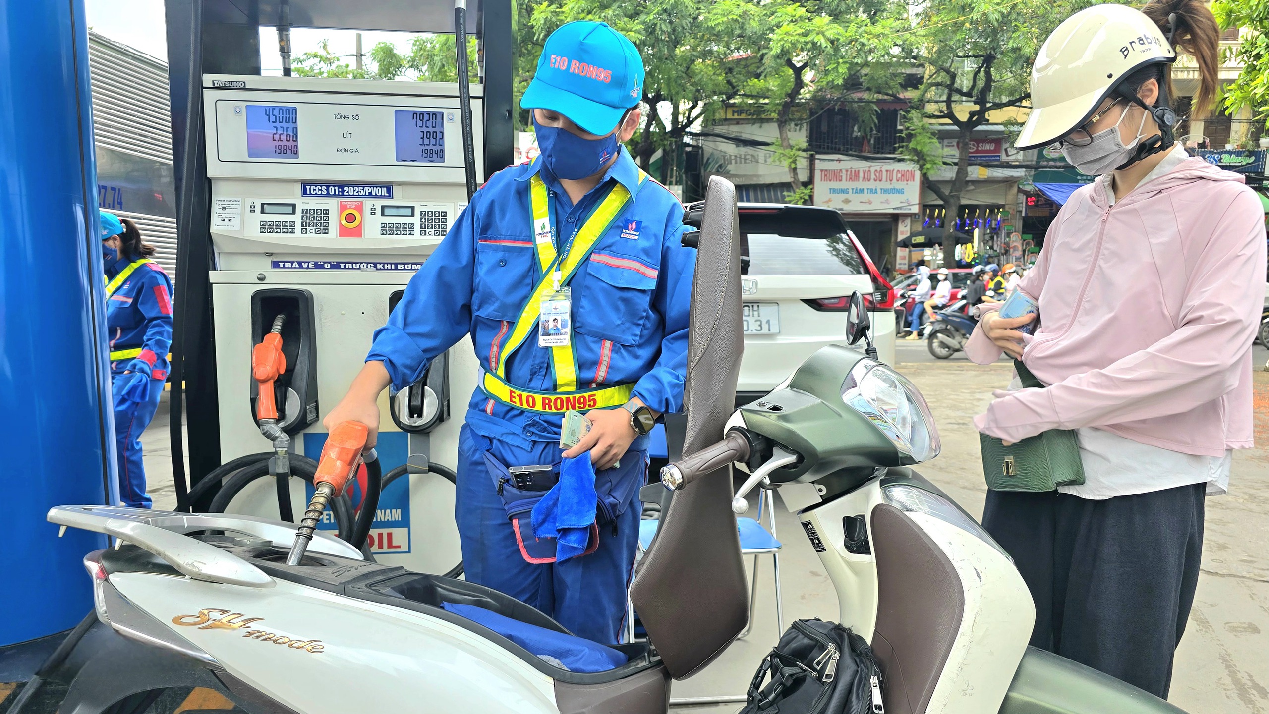 Gi&aacute; xăng tăng từ chiều 5/2- Ảnh 1.