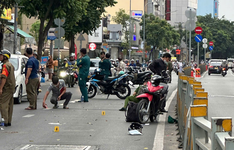 Lực lượng chức năng xử l&yacute; hiện trường vụ tai nạn.