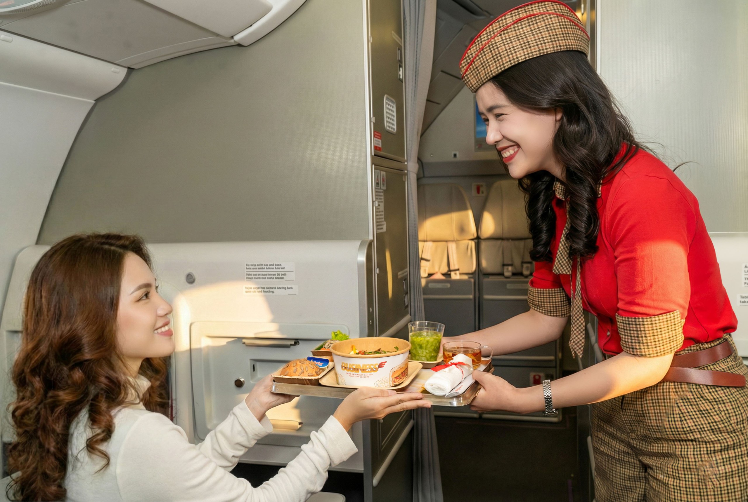 Hương Tết trên mây: Vietjet mang bữa cơm đoàn viên lên chuyến bay Business- Ảnh 2. Hương Tết trên mây: Vietjet mang bữa cơm đoàn viên lên chuyến bay Business- Ảnh 2.