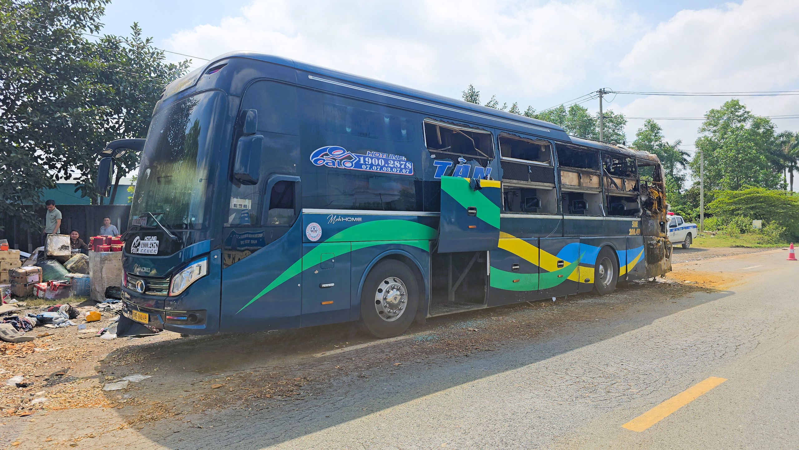 Hiện trường vụ ch&aacute;y &ocirc; t&ocirc; kh&aacute;ch giường nằm ở Quảng Trị- Ảnh 1.