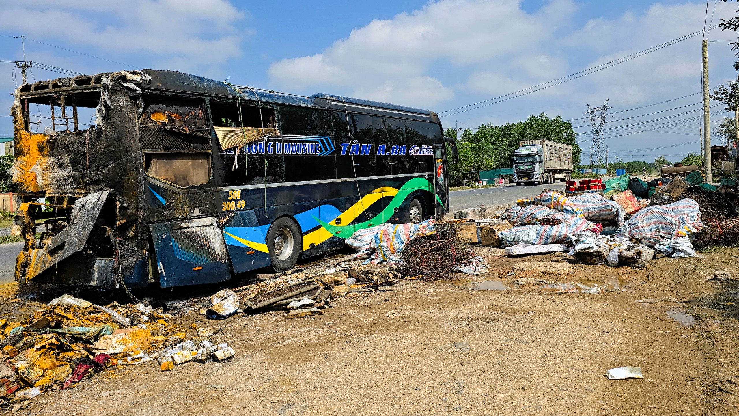 Hiện trường vụ ch&aacute;y &ocirc; t&ocirc; kh&aacute;ch giường nằm ở Quảng Trị- Ảnh 3.