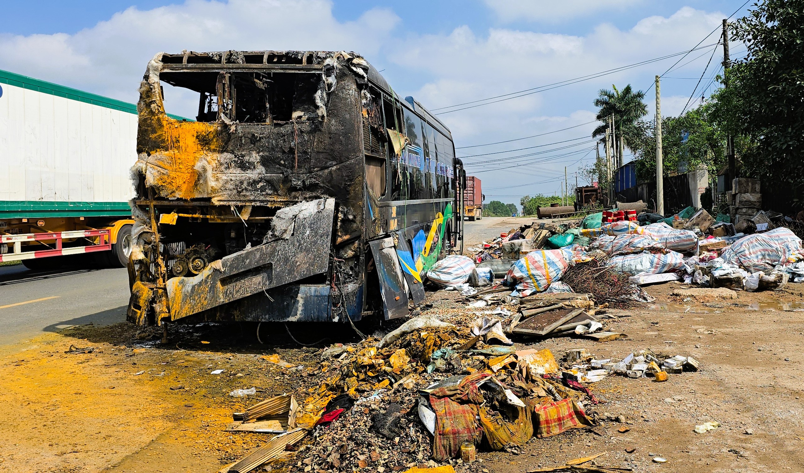 Hiện trường vụ ch&aacute;y &ocirc; t&ocirc; kh&aacute;ch giường nằm ở Quảng Trị- Ảnh 7.