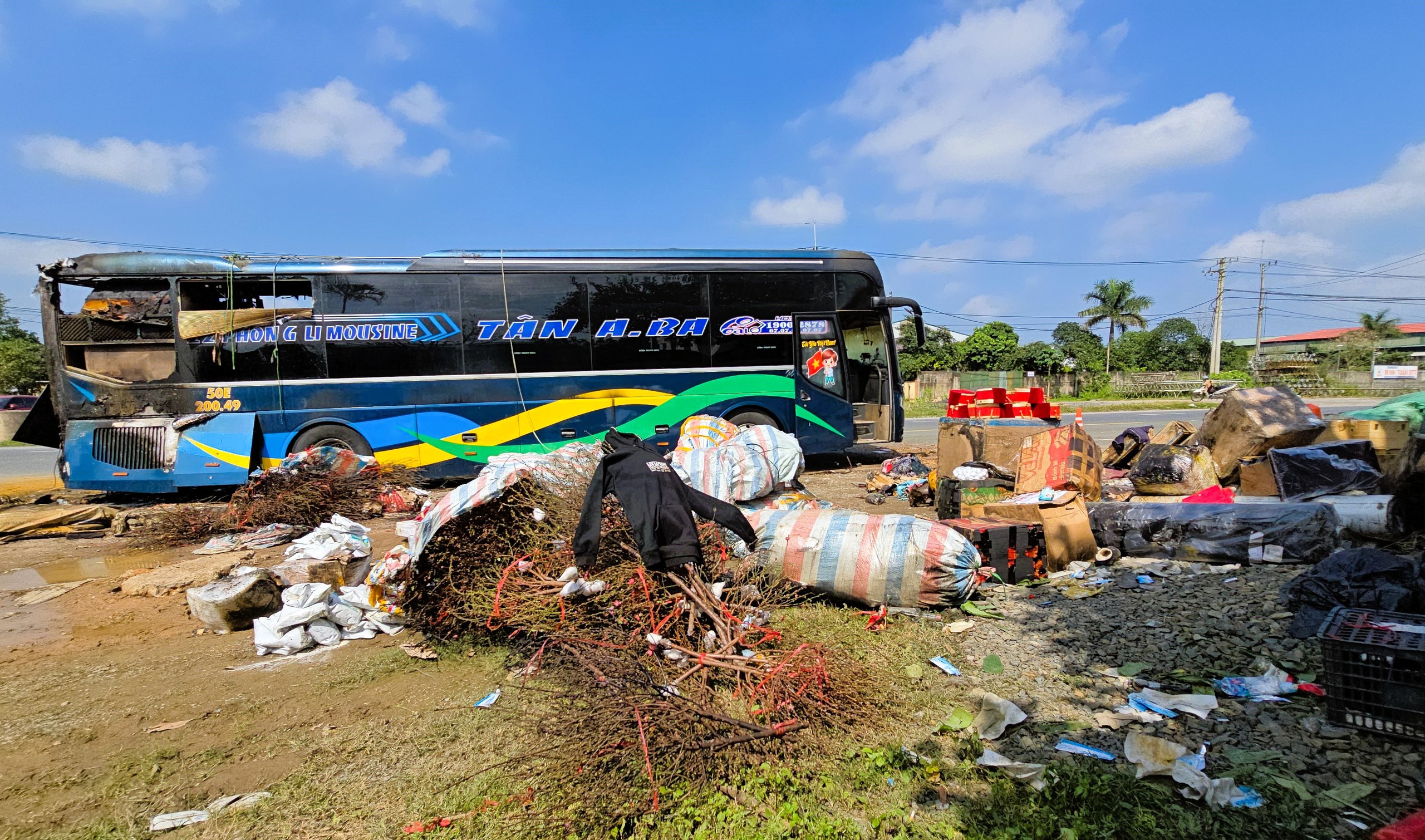 Hiện trường vụ ch&aacute;y &ocirc; t&ocirc; kh&aacute;ch giường nằm ở Quảng Trị- Ảnh 8.