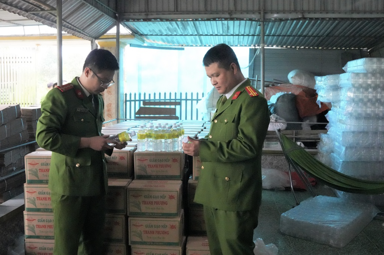 Nghệ An: Triệt ph&aacute; cơ sở sản xuất hơn 60.000 l&iacute;t giấm giả- Ảnh 1.
