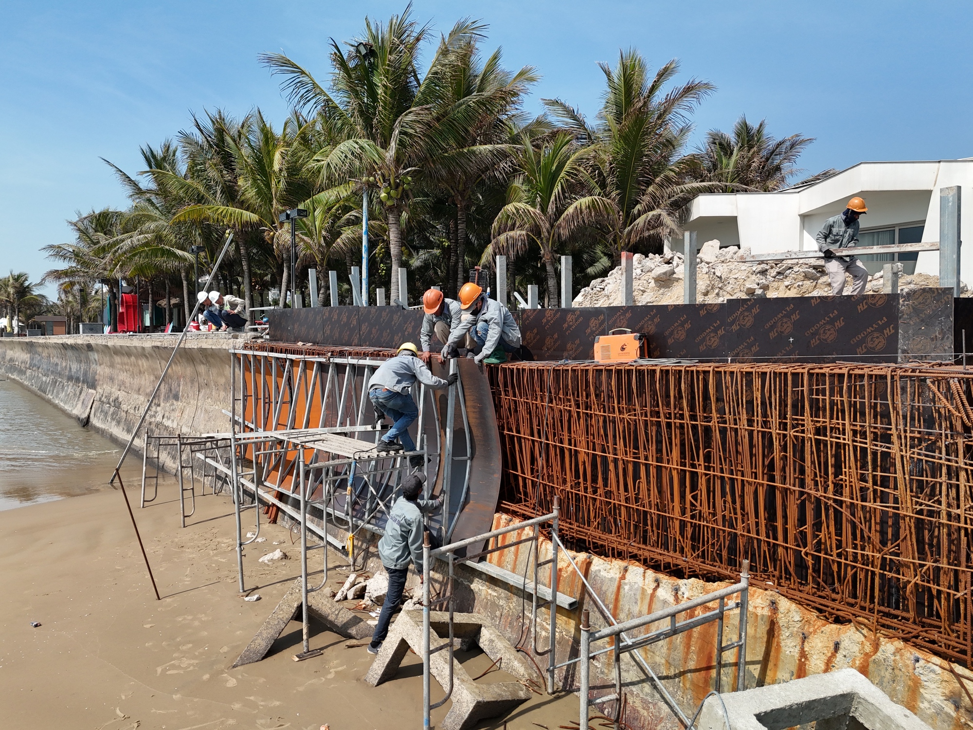 TP.HCM: Chủ đầu tư khắc phục tình trạng xói mòn kè tại dự án 12.000 tỷ đồng thế nào?- Ảnh 3. TP.HCM: Chủ đầu tư khắc phục tình trạng xói mòn kè tại dự án 12.000 tỷ đồng thế nào?- Ảnh 3.