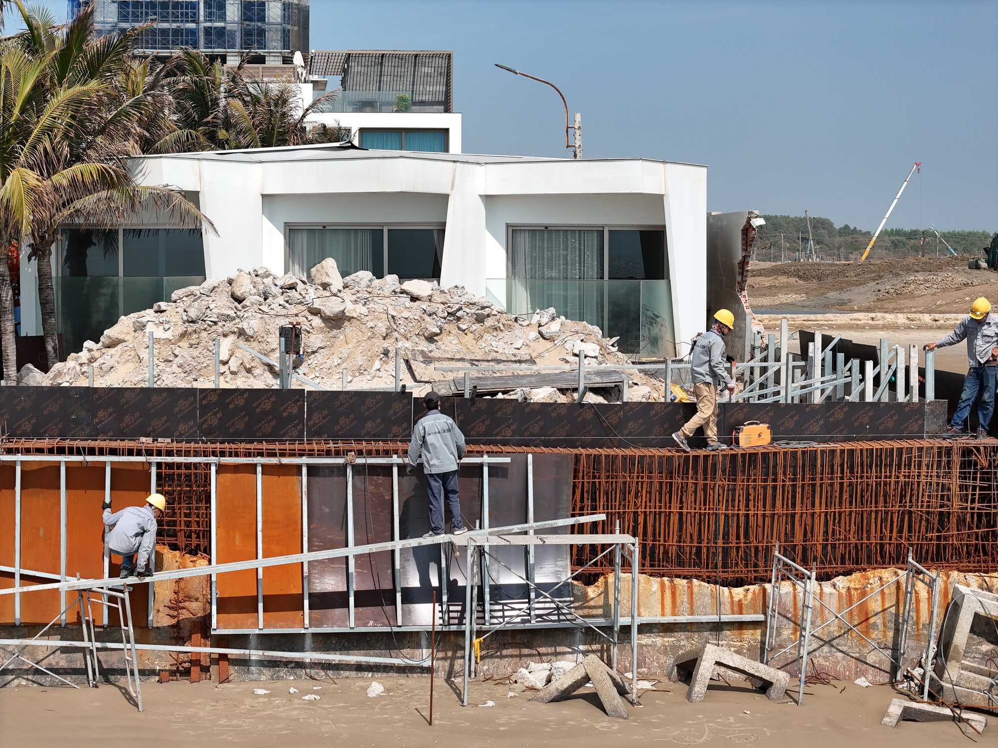 TP.HCM: Chủ đầu tư khắc phục tình trạng xói mòn kè tại dự án 12.000 tỷ đồng thế nào?- Ảnh 2. TP.HCM: Chủ đầu tư khắc phục tình trạng xói mòn kè tại dự án 12.000 tỷ đồng thế nào?- Ảnh 2.