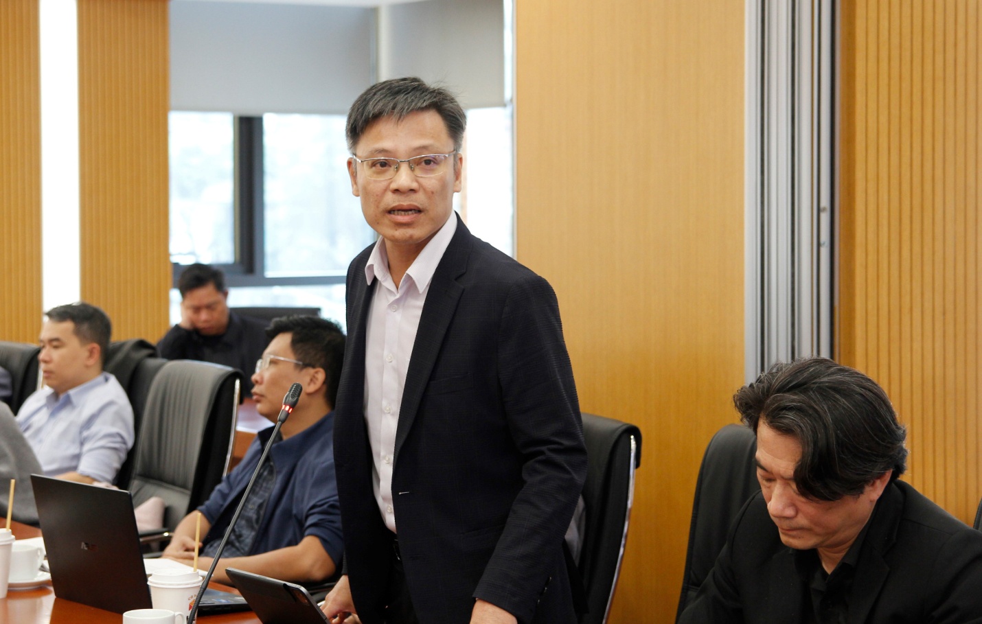 Bộ Xây dựng phổ biến văn bản quy phạm pháp luật quy hoạch, phát triển đô thị và nông thôn- Ảnh 3. Tại hội nghị, đại diện các Sở Xây dựng đã có nhiều câu hỏi về những vướng mắc trong việc triển khai thực hiện văn bản quy phạm pháp luật mới được ban hành trong lĩnh vực quy hoạch, phát triển đô thị và nông thôn.