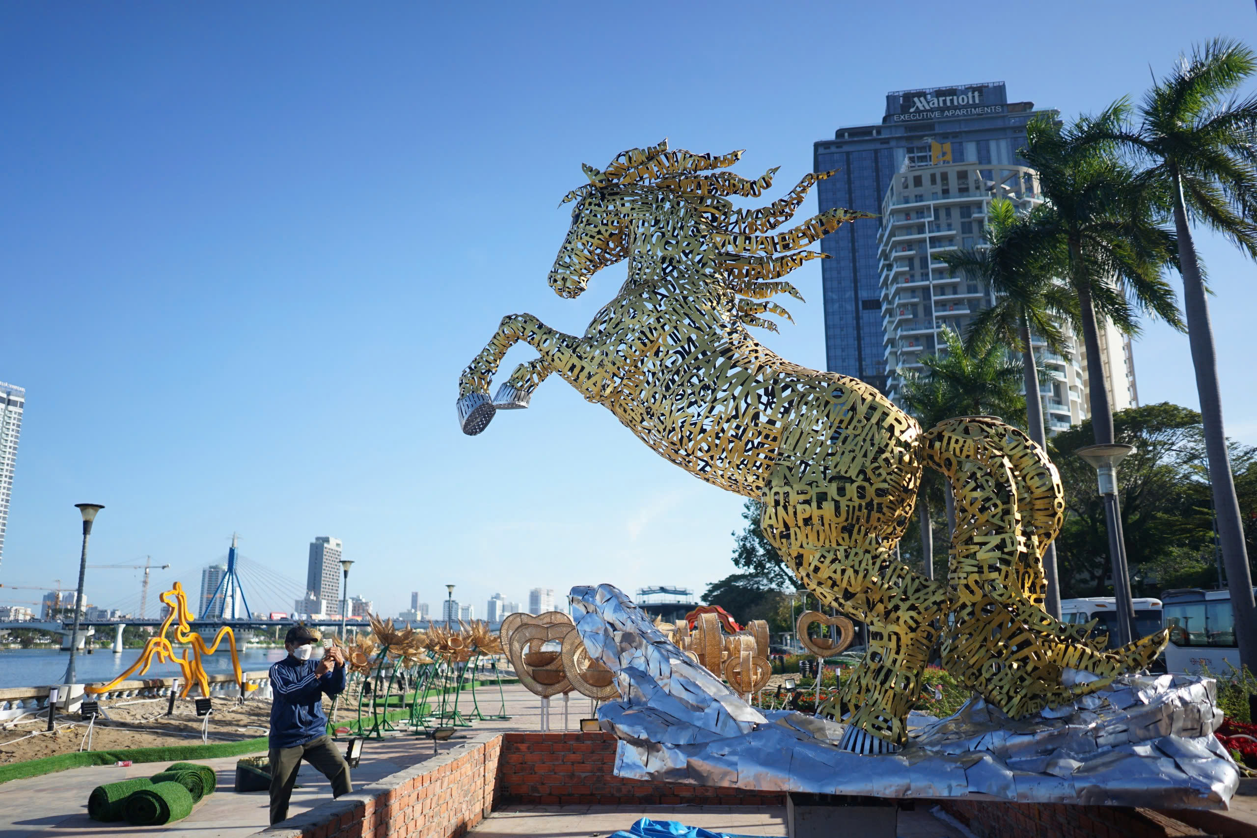 Đ&agrave; Nẵng: Hai linh vật ngựa mang th&ocirc;ng điệp hợp nhất v&agrave; kh&aacute;t vọng vươn m&igrave;nh- Ảnh 2.