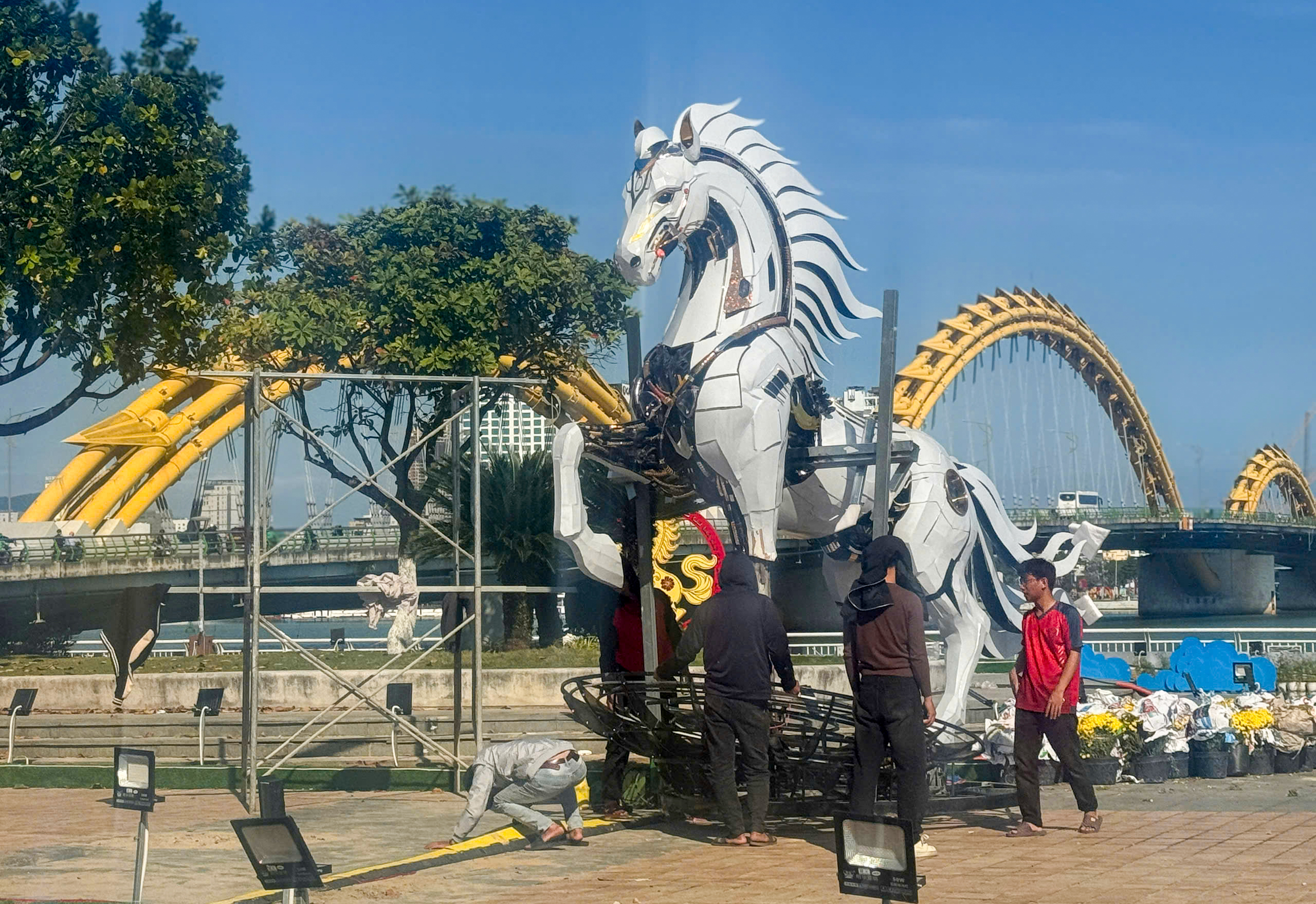 Đ&agrave; Nẵng: Hai linh vật ngựa mang th&ocirc;ng điệp hợp nhất v&agrave; kh&aacute;t vọng vươn m&igrave;nh- Ảnh 3.