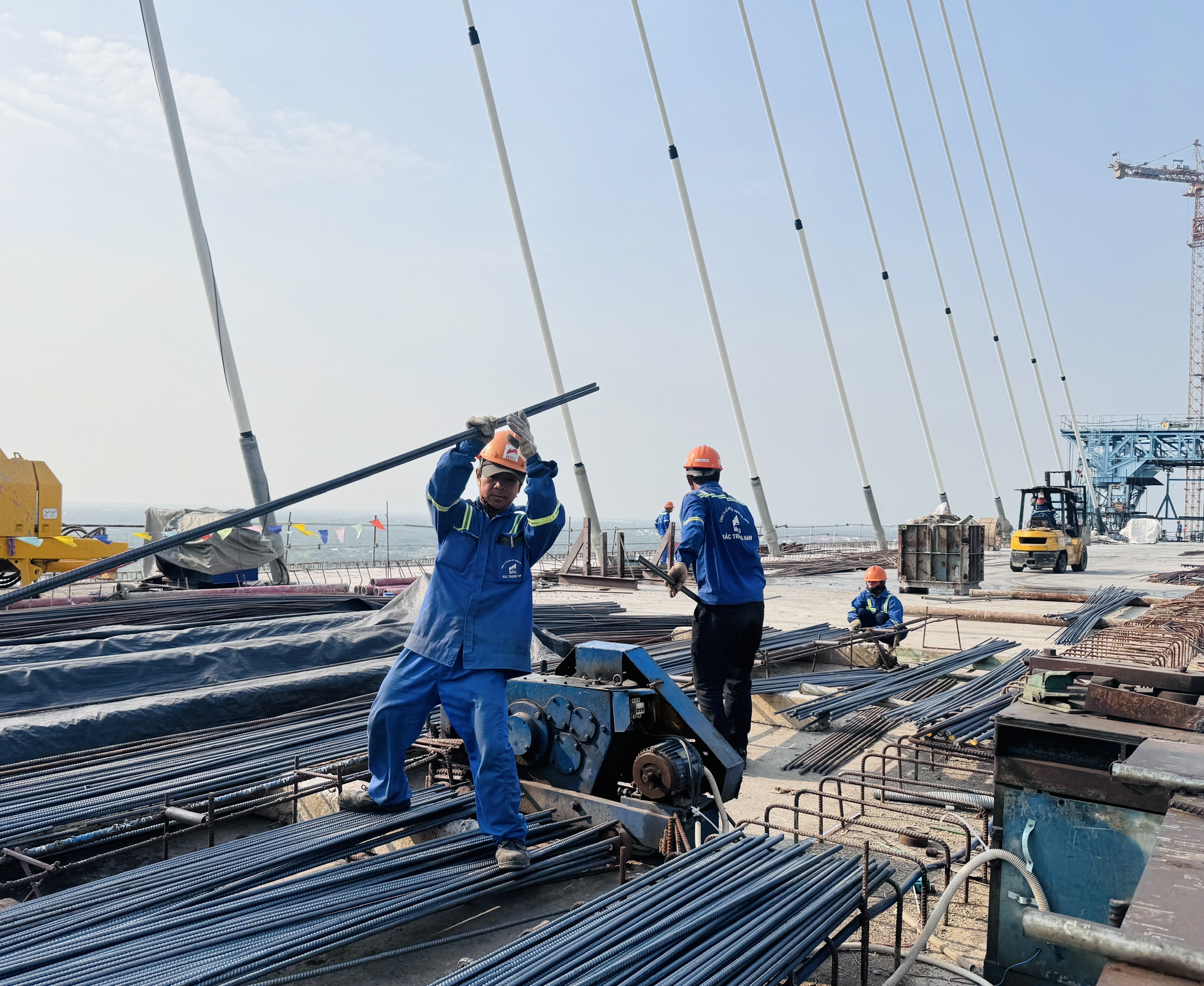 Cầu Phước Khánh tăng tốc thi công, hoàn thiện “mắt xích” cao tốc Bến Lức - Long Thành- Ảnh 4. Cầu Phước Khánh tăng tốc thi công, hoàn thiện “mắt xích” cao tốc Bến Lức - Long Thành- Ảnh 4.