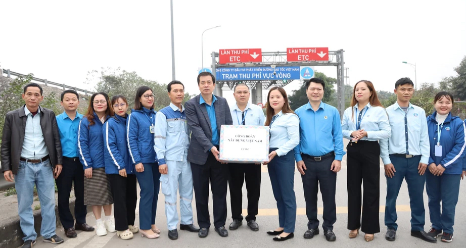 Xuân về trên những công trình: Công đoàn Xây dựng Việt Nam sẻ chia cùng người lao động- Ảnh 1. Xuân về trên những công trình: Công đoàn Xây dựng Việt Nam sẻ chia cùng người lao động- Ảnh 1.