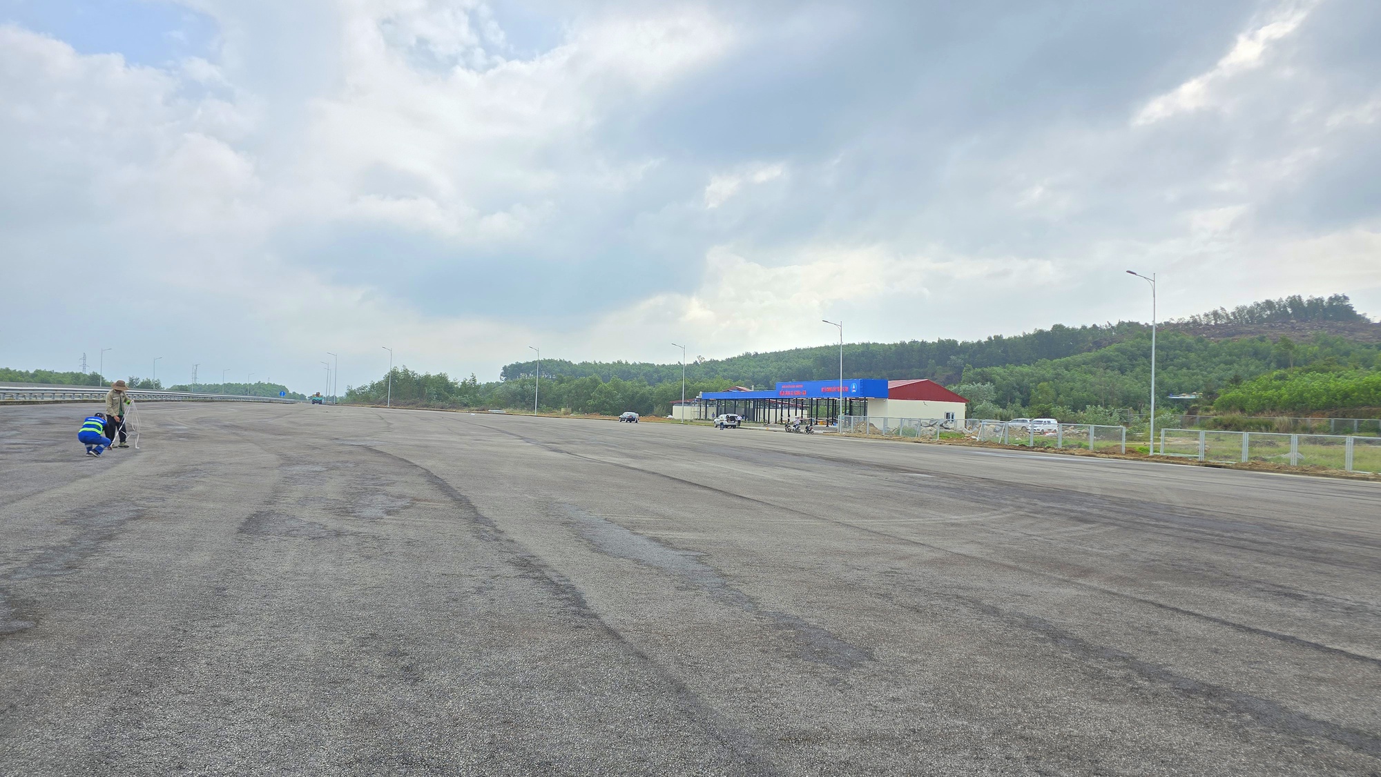 VEC khảo s&aacute;t sự h&agrave;i l&ograve;ng của kh&aacute;ch về điểm dừng xe tr&ecirc;n cao tốc Đ&agrave; Nẵng - Quảng Ng&atilde;i- Ảnh 1.