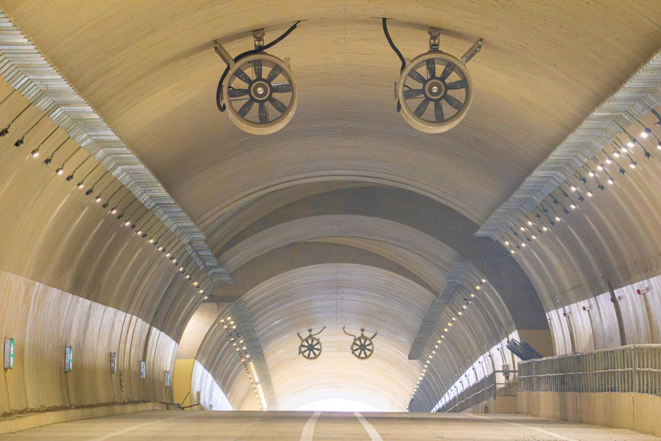 Cận cảnh tuyến cao tốc qua Quảng Ng&atilde;i, Gia Lai đưa v&agrave;o khai th&aacute;c trước tết Nguy&ecirc;n đ&aacute;n- Ảnh 5.