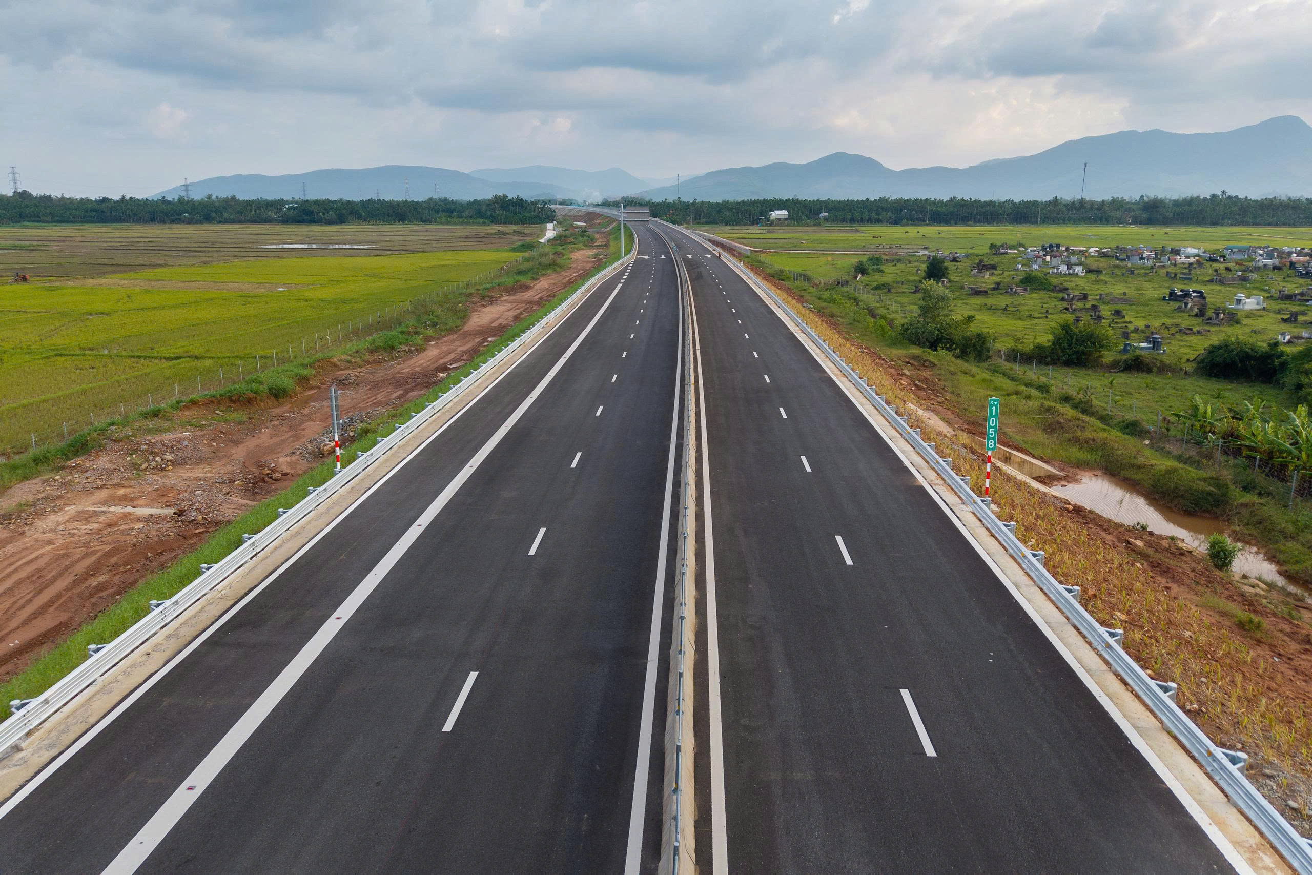 Cận cảnh tuyến cao tốc qua Quảng Ng&atilde;i, Gia Lai đưa v&agrave;o khai th&aacute;c trước tết Nguy&ecirc;n đ&aacute;n- Ảnh 3.