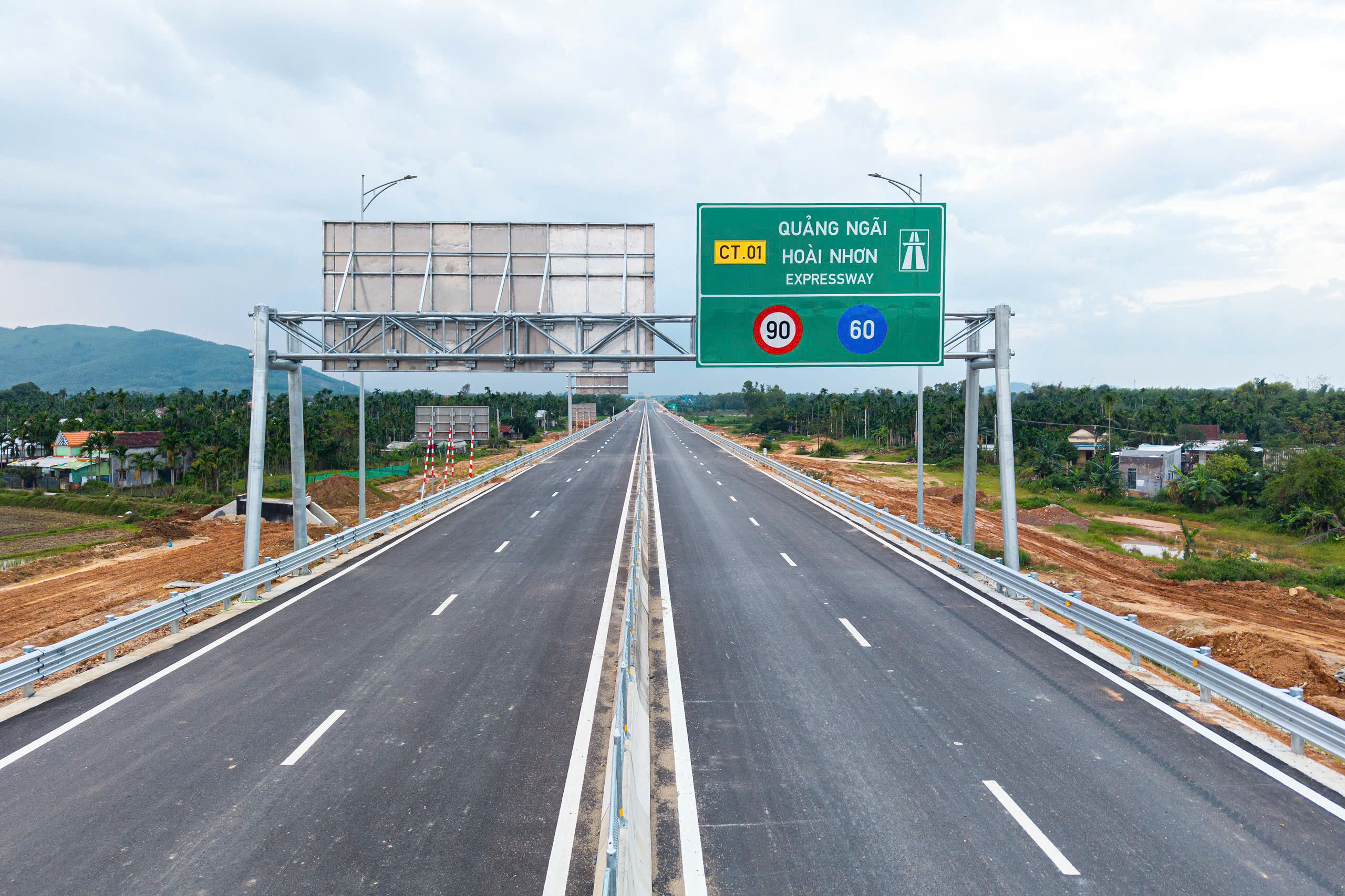 Cận cảnh tuyến cao tốc qua Quảng Ng&atilde;i, Gia Lai đưa v&agrave;o khai th&aacute;c trước tết Nguy&ecirc;n đ&aacute;n- Ảnh 7.