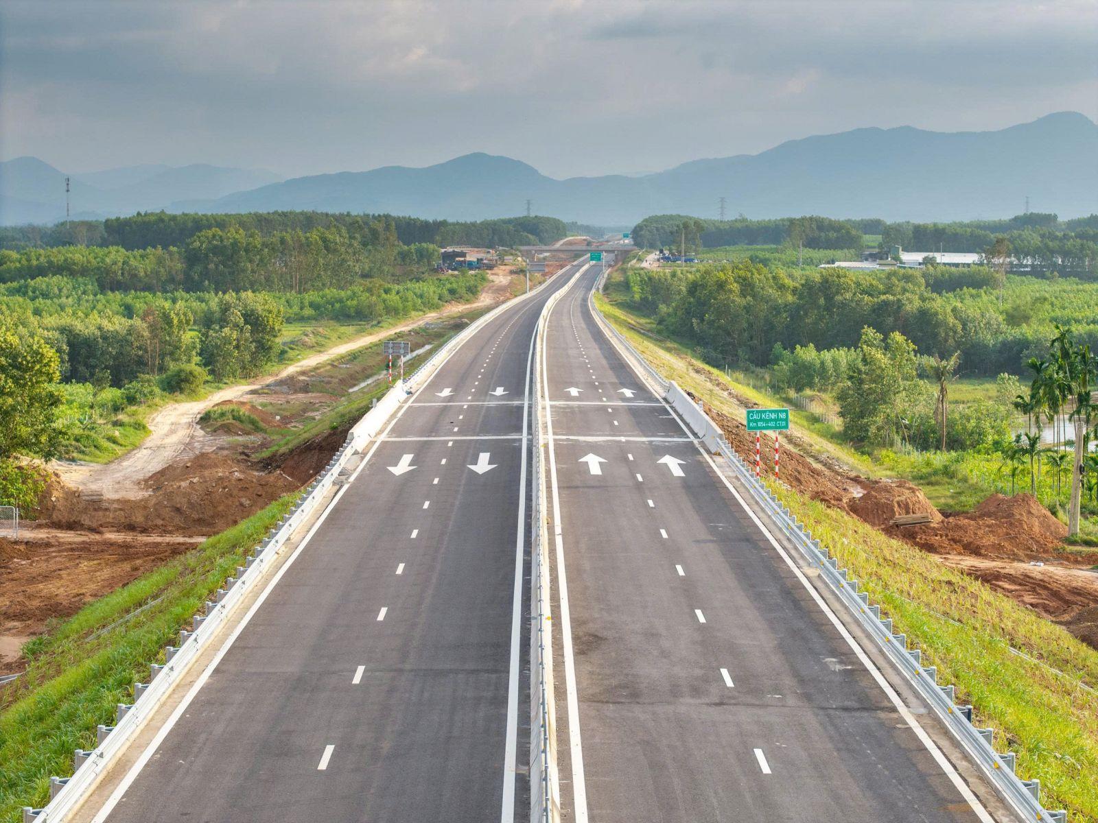 Cận cảnh tuyến cao tốc qua Quảng Ng&atilde;i, Gia Lai đưa v&agrave;o khai th&aacute;c trước tết Nguy&ecirc;n đ&aacute;n- Ảnh 6.