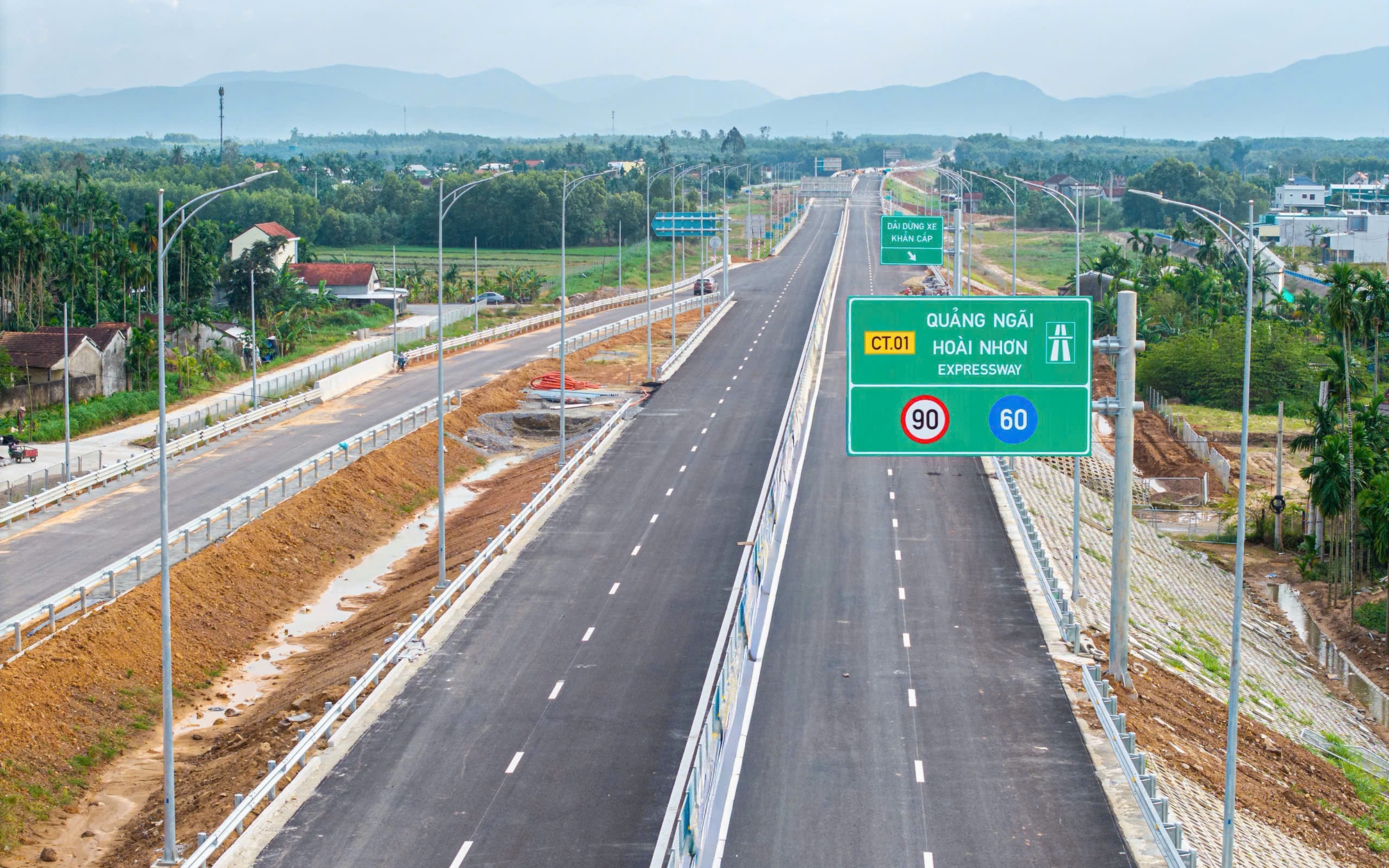 Cận cảnh tuyến cao tốc qua Quảng Ng&atilde;i, Gia Lai đưa v&agrave;o khai th&aacute;c trước tết Nguy&ecirc;n đ&aacute;n