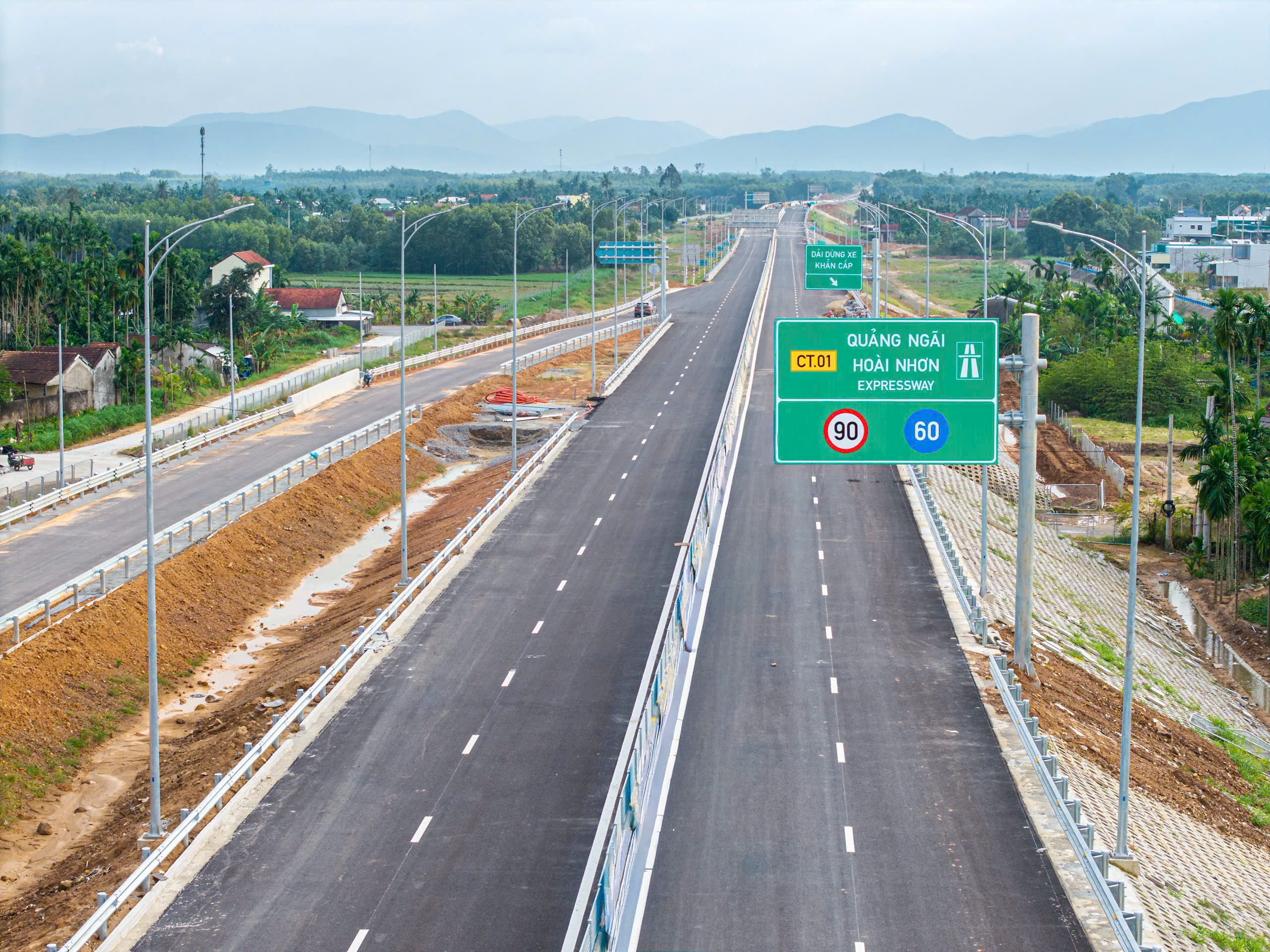 Cận cảnh tuyến cao tốc qua Quảng Ng&atilde;i, Gia Lai đưa v&agrave;o khai th&aacute;c trước tết Nguy&ecirc;n đ&aacute;n- Ảnh 2.