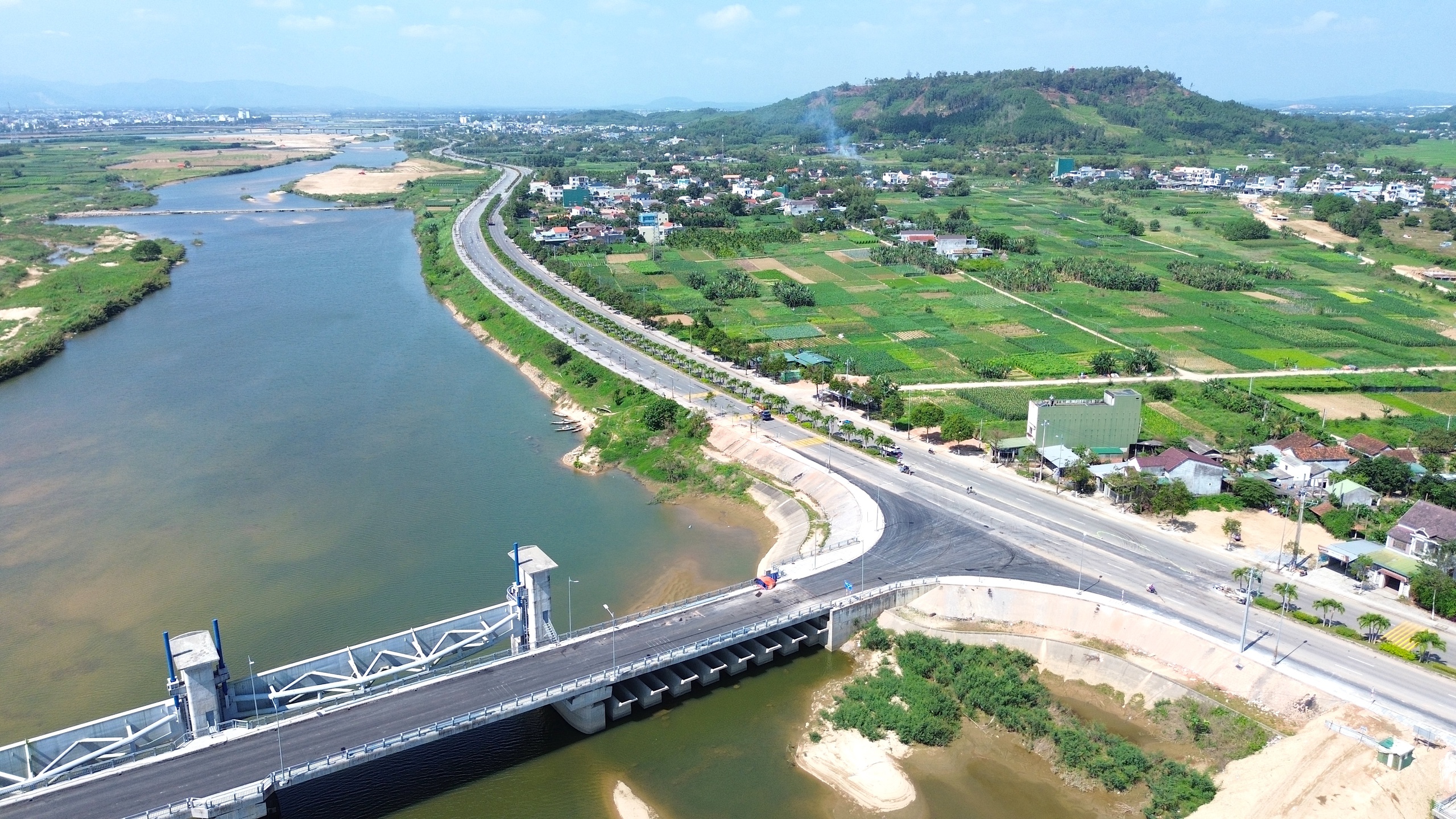 Sẵn s&agrave;ng th&ocirc;ng xe cầu thứ 7 bắc qua s&ocirc;ng Tr&agrave; Kh&uacute;c phục vụ người d&acirc;n đi lại dịp Tết- Ảnh 1.