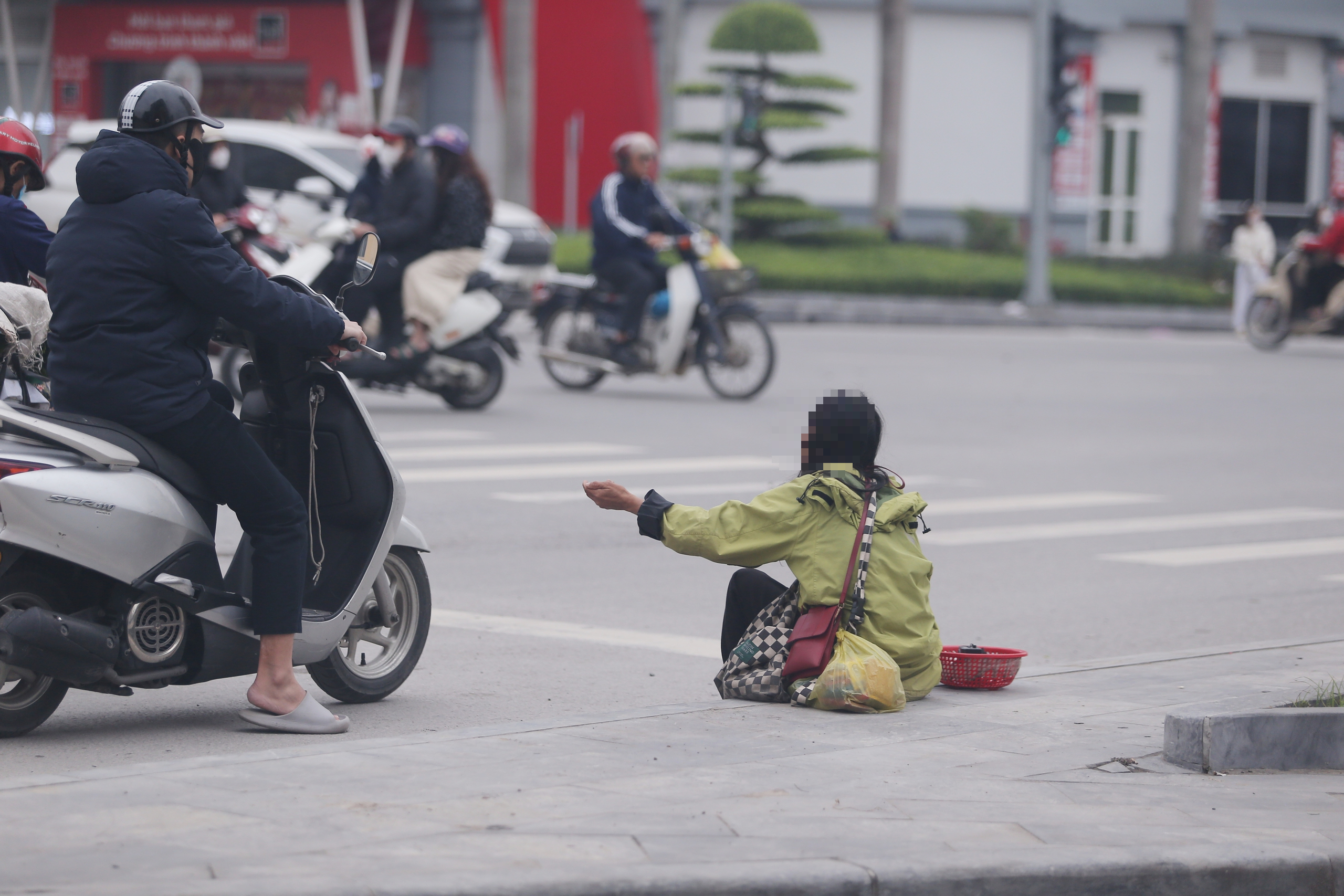 Người ăn xin ngồi giữa đường ở th&agrave;nh phố Vinh g&acirc;y phản cảm, tiềm ẩn nguy cơ tai nạn- Ảnh 4.