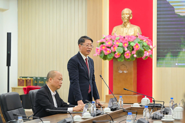 B&aacute;o Nh&acirc;n D&acirc;n ra mắt MV &ldquo;Song From A Secret Garden - Secret Garden in Vietnam&rdquo;- Ảnh 3.