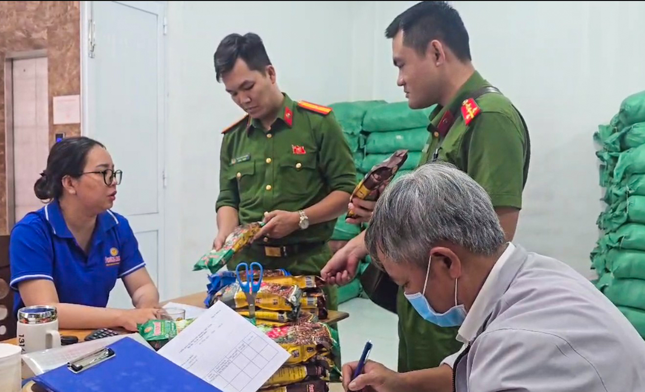 Triệt ph&aacute; cơ sở l&agrave;m c&agrave; ph&ecirc; giả ở Đ&agrave; Nẵng, đưa ra thị trường một tấn mỗi ng&agrave;y- Ảnh 2.