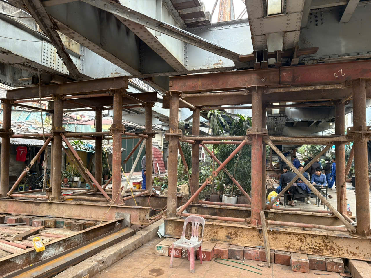 Ph&aacute;t hiện hư hỏng nghi&ecirc;m trọng tại cầu Long Bi&ecirc;n, đường sắt tạm dừng t&agrave;u- Ảnh 2.