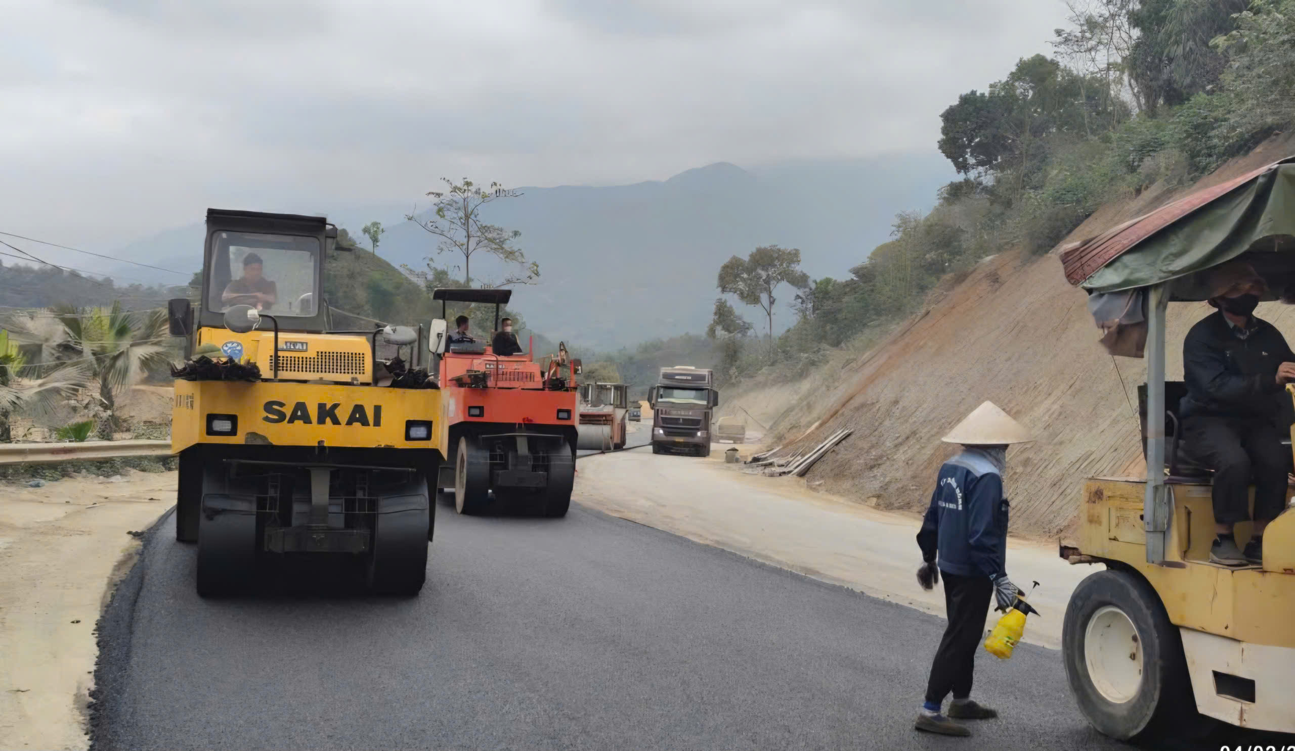 Thi c&ocirc;ng xuy&ecirc;n đ&ecirc;m những ng&agrave;y cận Tết tr&ecirc;n tuyến đường kết nối L&agrave;o Cai - Lai Ch&acirc;u- Ảnh 1.