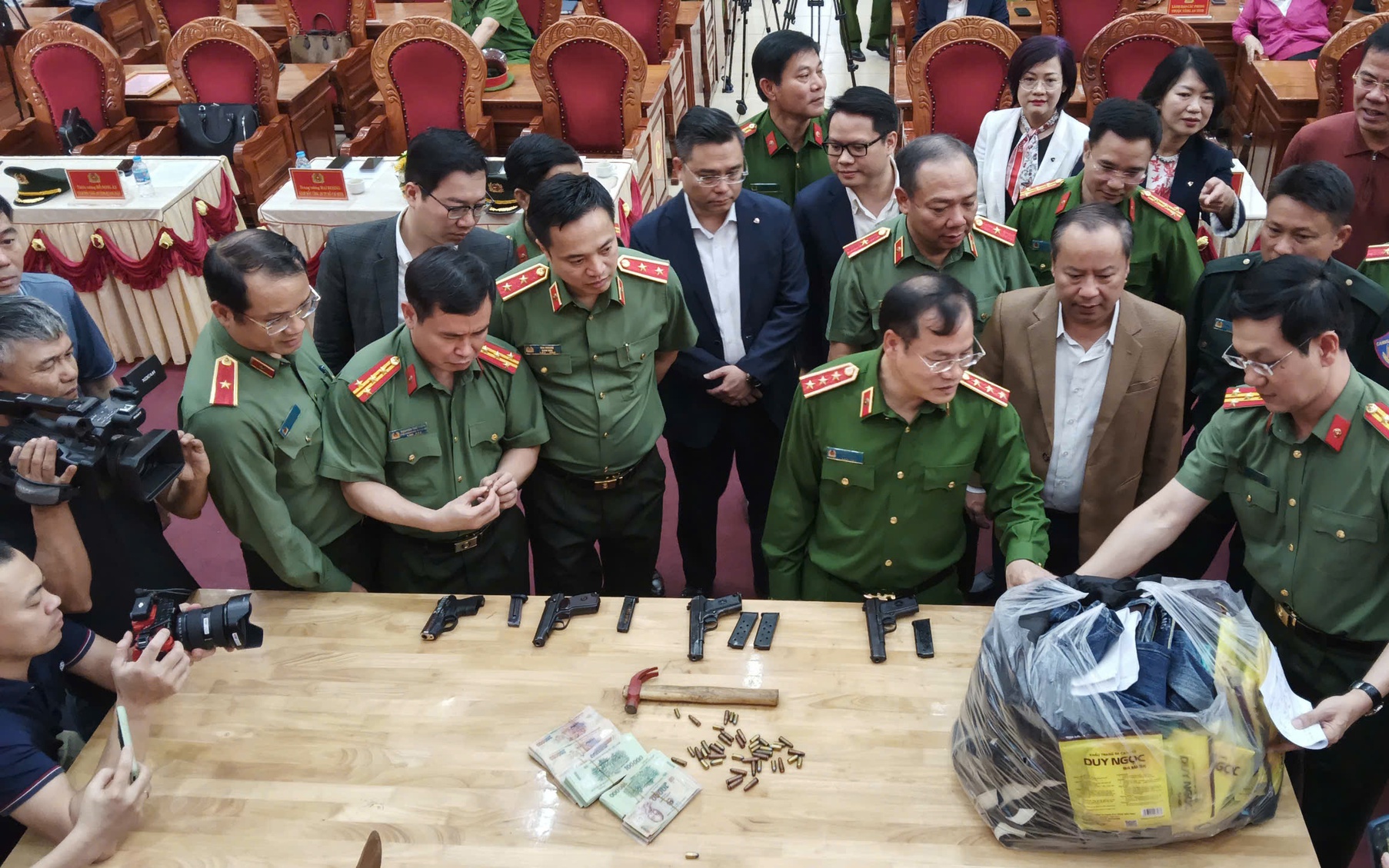 H&agrave;nh tr&igrave;nh bắt hai t&ecirc;n cướp ng&acirc;n h&agrave;ng tại Gia Lai