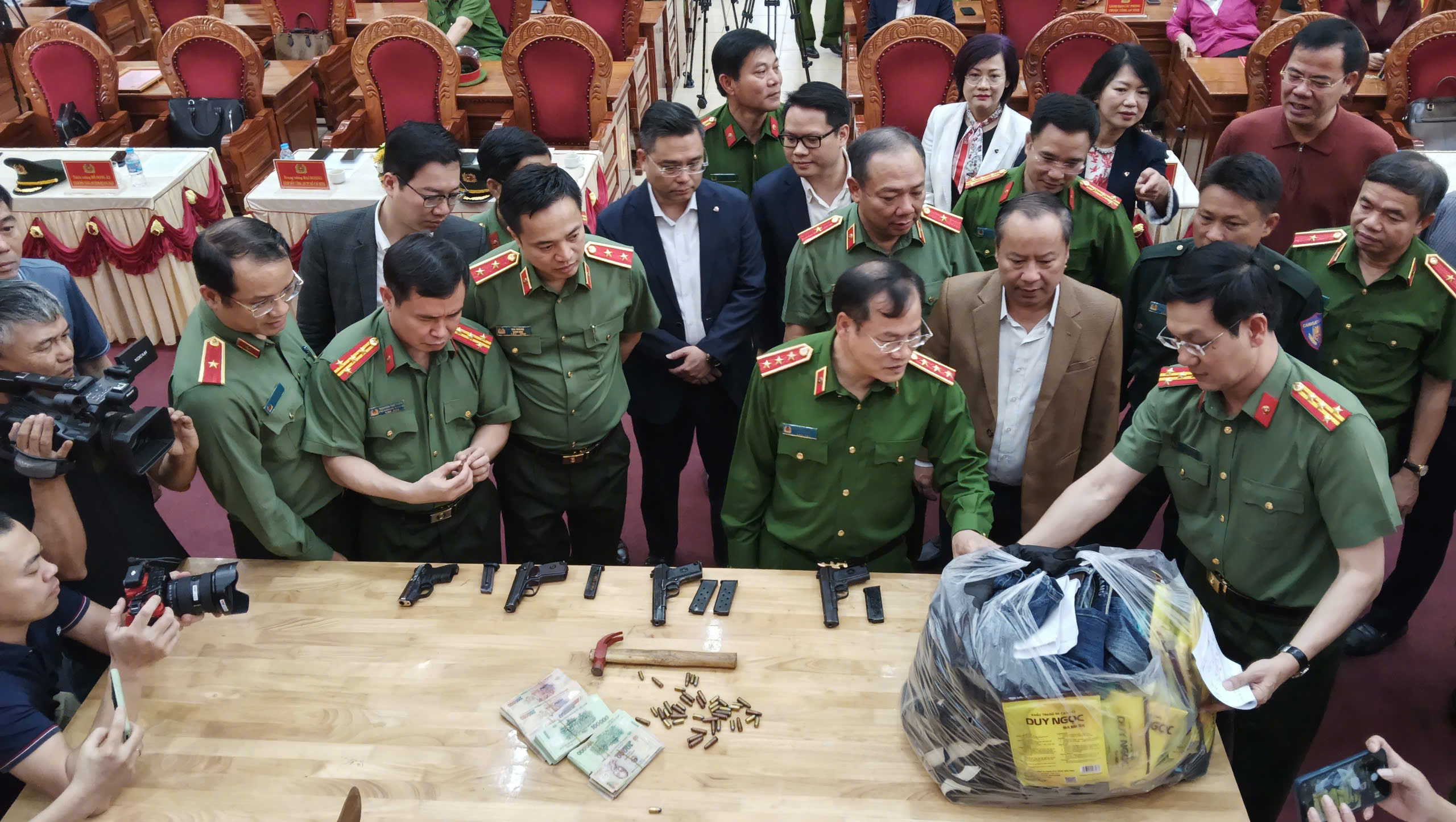 Công an tỉnh Gia Lai công bố danh tính hai đối tượng vụ cướp ngân hàng- Ảnh 1. Công an tỉnh Gia Lai công bố danh tính hai đối tượng vụ cướp ngân hàng- Ảnh 1.