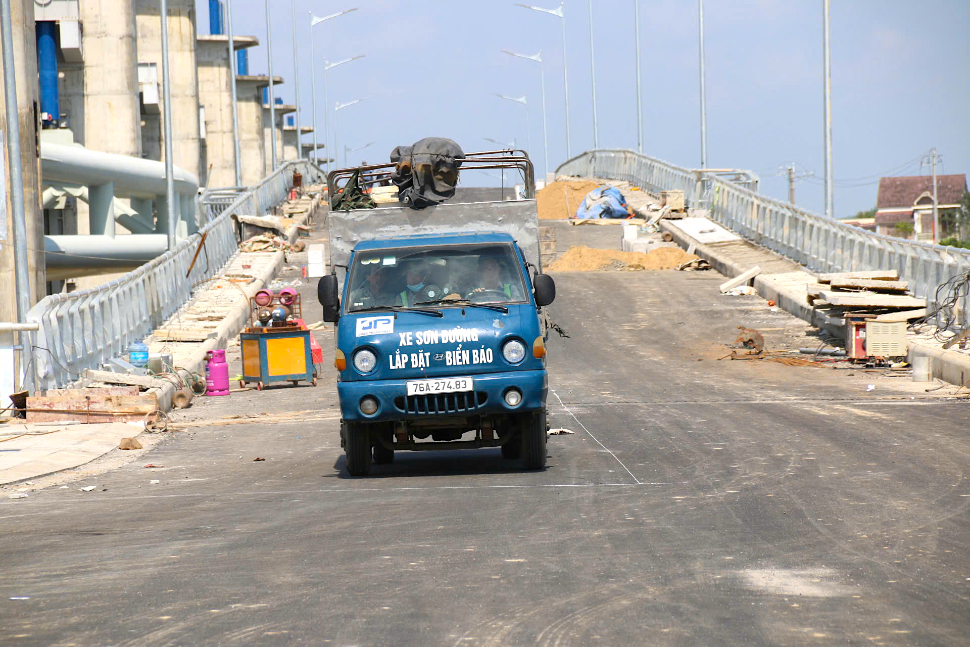 Sẵn s&agrave;ng th&ocirc;ng xe cầu thứ 7 bắc qua s&ocirc;ng Tr&agrave; Kh&uacute;c phục vụ người d&acirc;n đi lại dịp Tết- Ảnh 4.