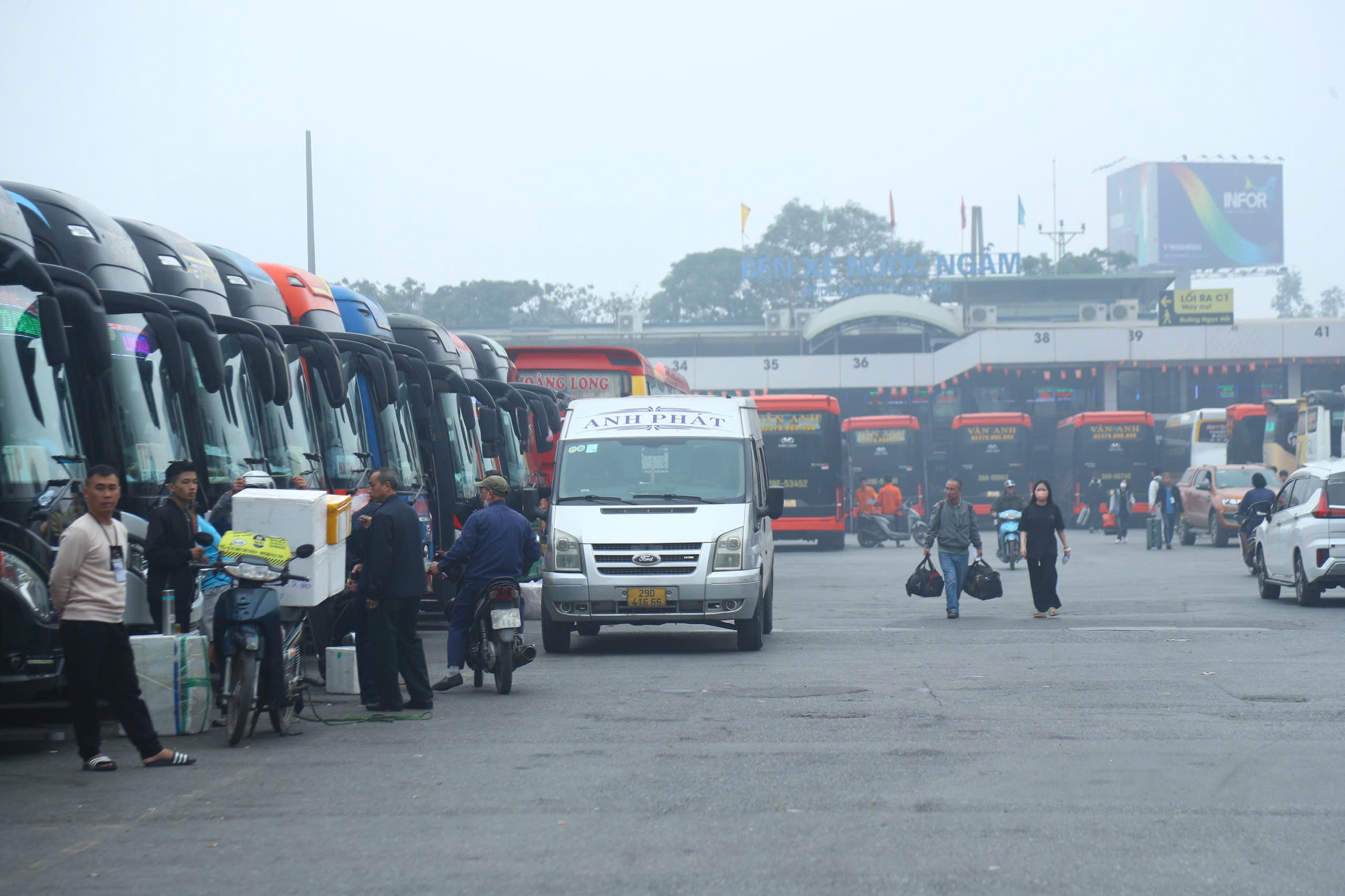 Cao điểm Tết cận kề, c&aacute;c bến xe Thủ đ&ocirc; tăng cường h&agrave;ng ngh&igrave;n lượt xe- Ảnh 1.